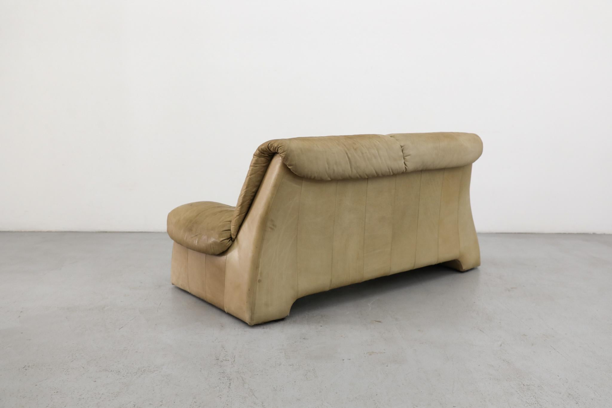 Ligne Roset Inspired 1980s Tan Leather Loveseat w/ Slanted Profile In Good Condition For Sale In Los Angeles, CA