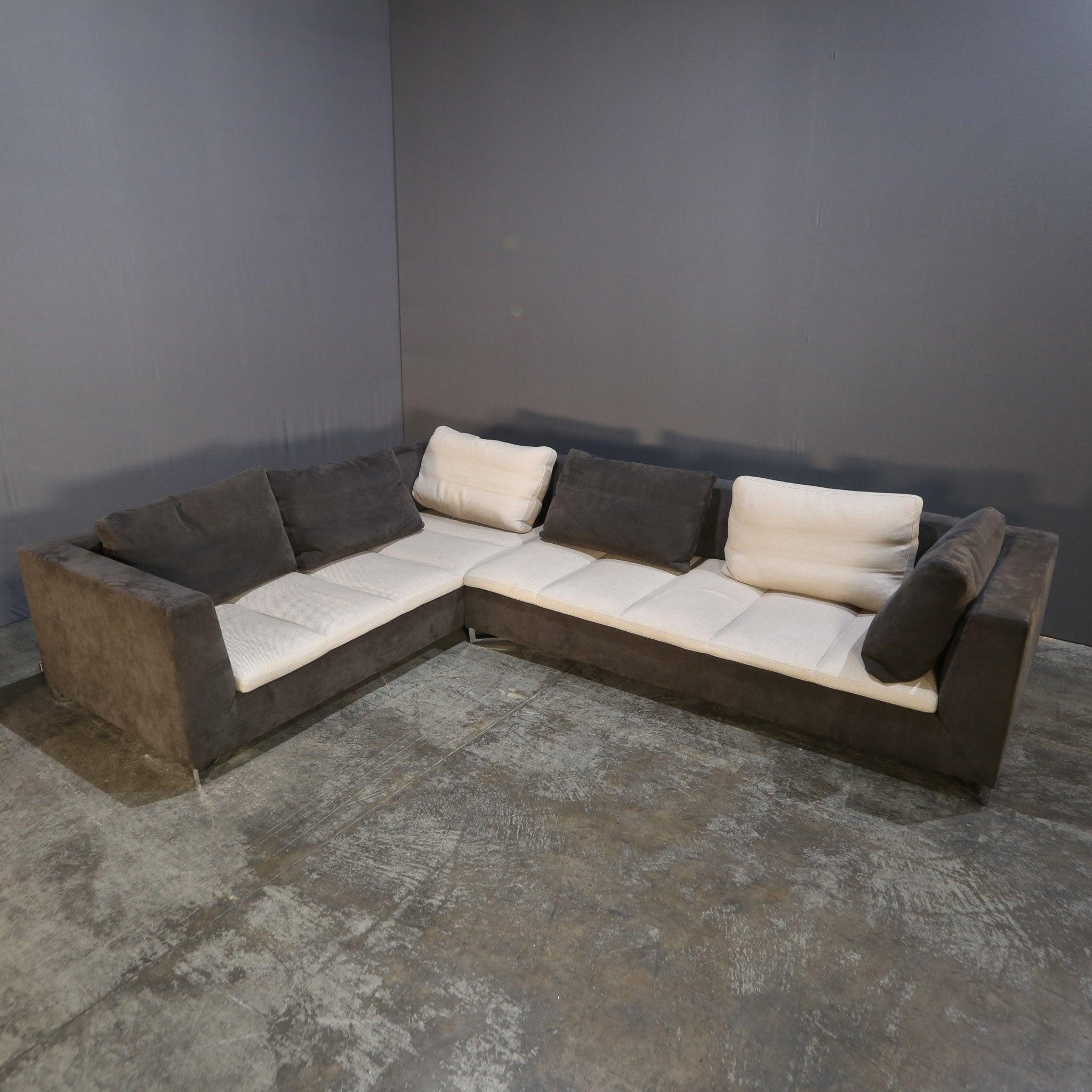 Voici le canapé en L Ligne Roset, un ajout étonnant à tout espace de vie moderne. Ce canapé élégant et raffiné présente une forme unique et est revêtu d'un luxueux tissu alcantara, offrant à la fois confort et sophistication. Les lignes épurées et