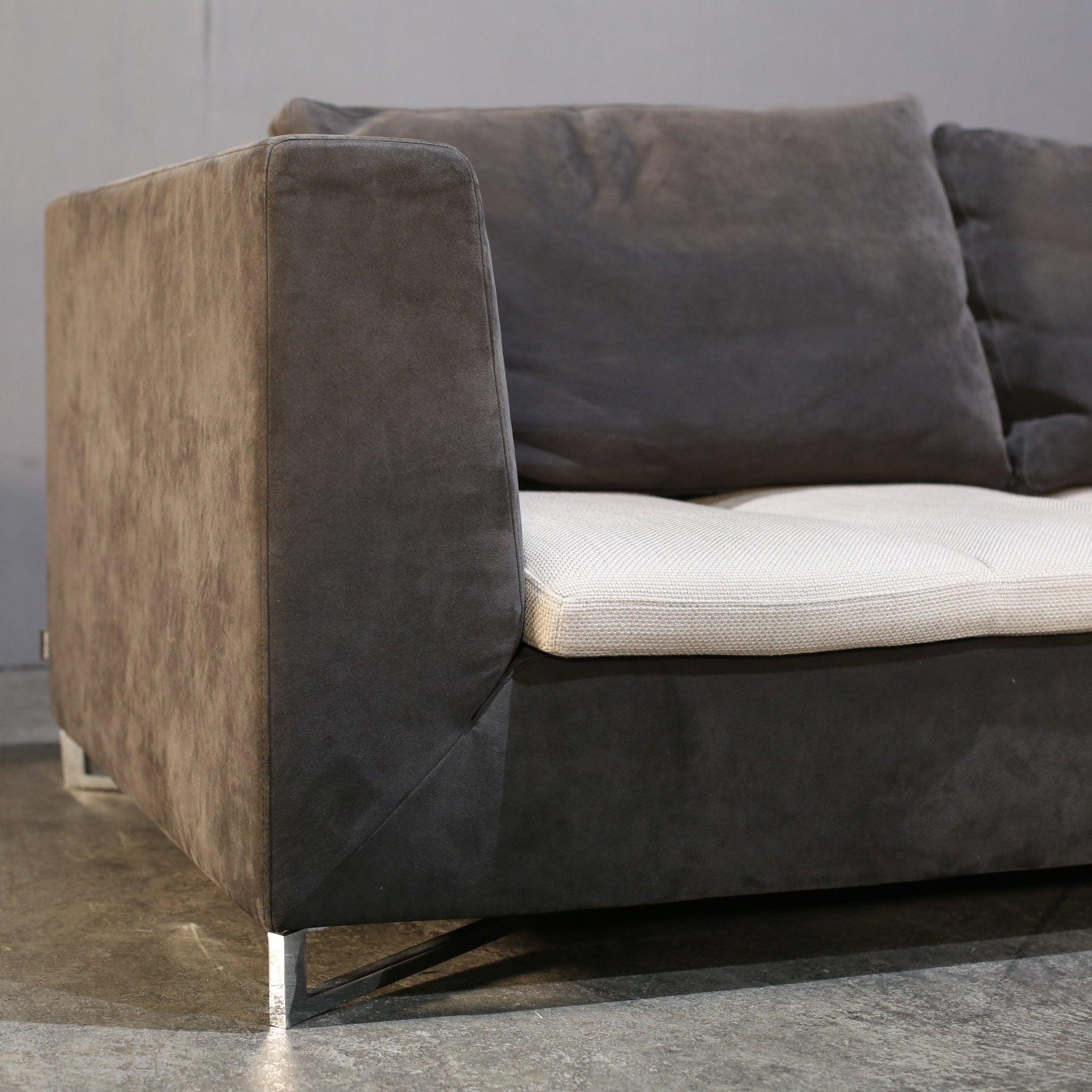 Français Canapé Ligne Roset en forme de L avec tissu Alcantara en vente