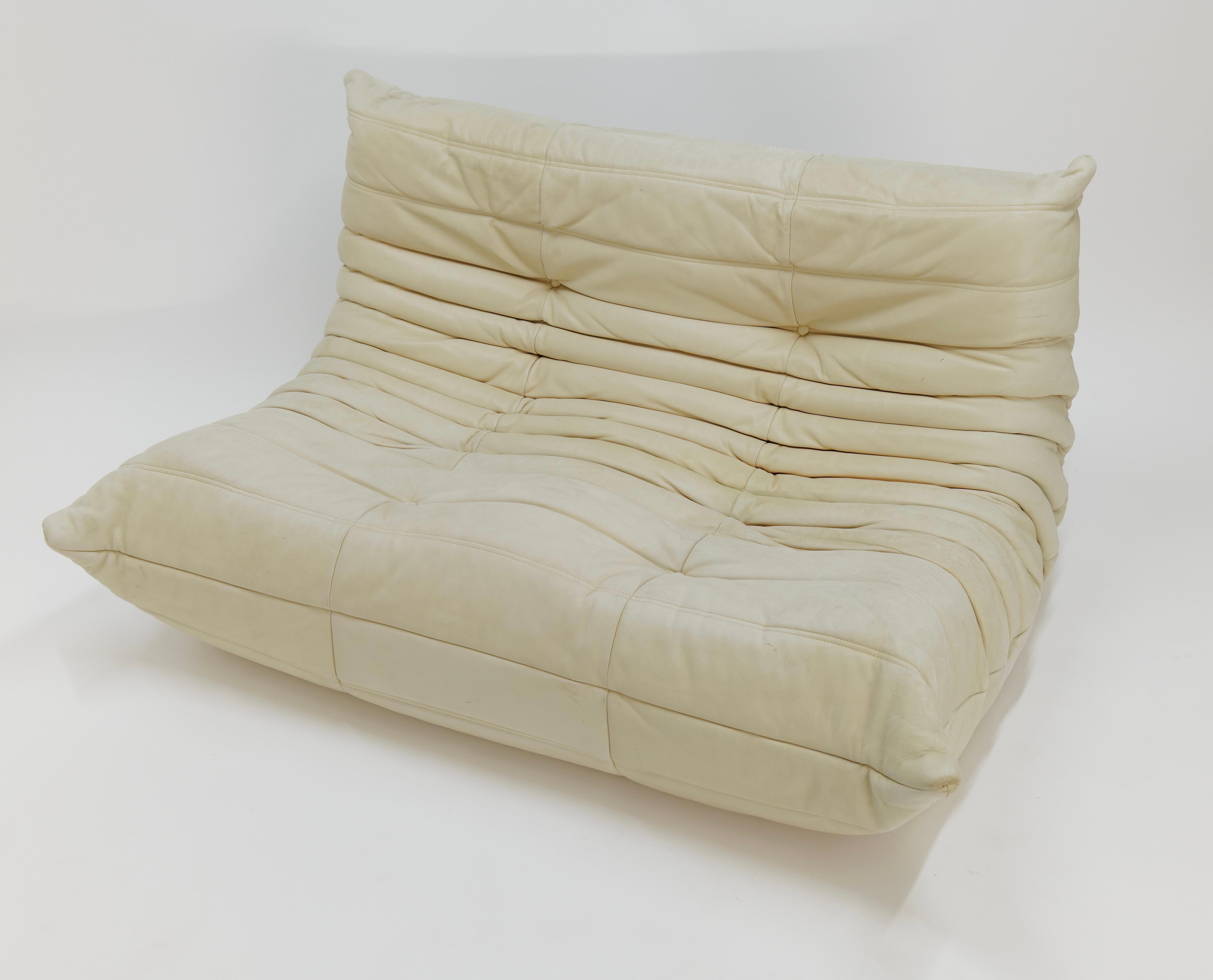 La poltrona in pelle Ligne Roset Togo, disegnata da Michel Ducaroy, è un pezzo iconico noto per il suo design unico, a basso profilo e ultra-confortevole. Realizzato interamente in schiuma densa, il divano ha una forma scultorea distinta con un