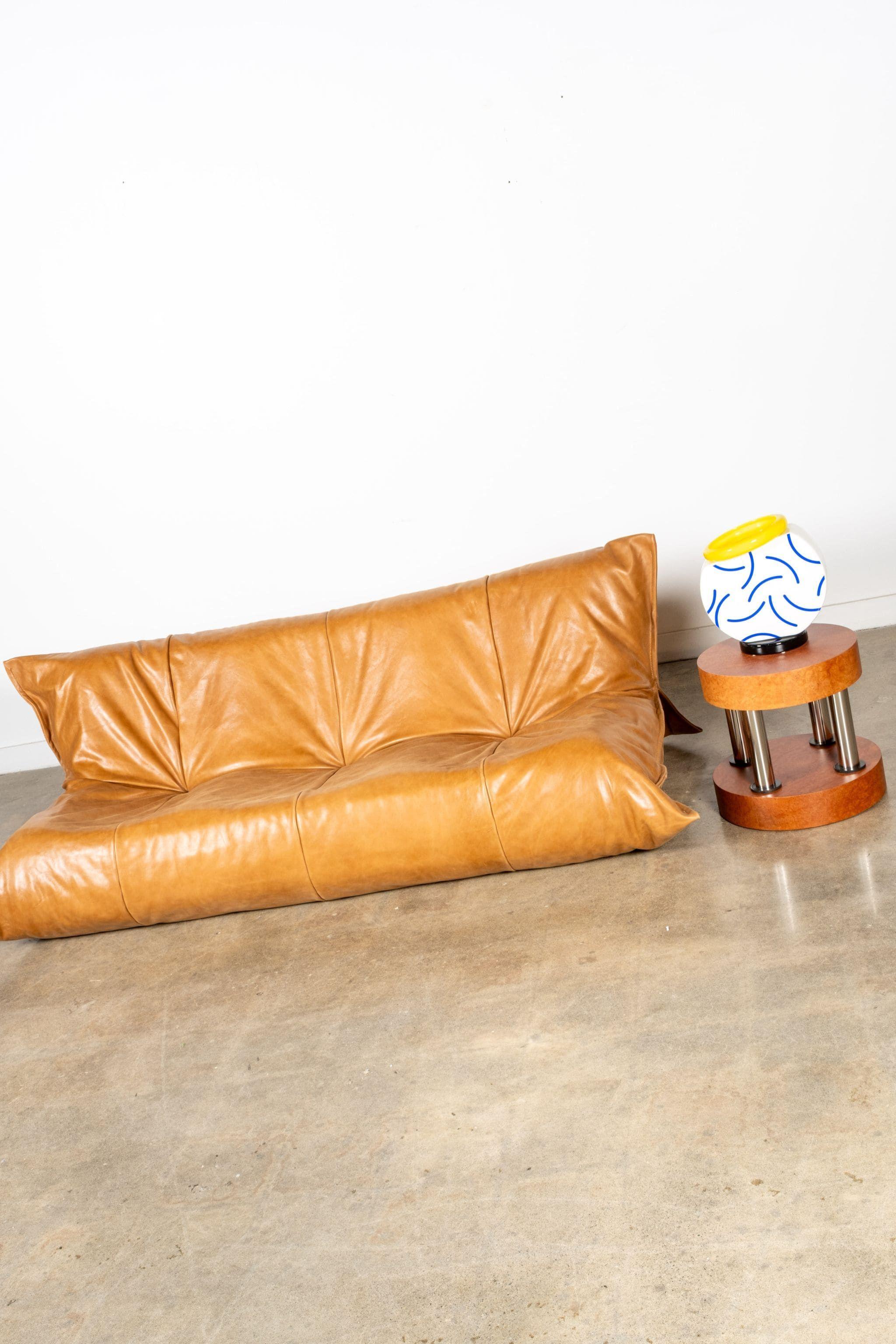 Exceptionnel siège 3 places YOKO en cuir caramel extrêmement souple.

Conçu par Michel Ducaroy, célèbre pour avoir réalisé le TOGO pour Ligne Roset. Dans le monde du design mobilier, peu de pièces ont atteint le statut d'icône du Togo. Avec sa