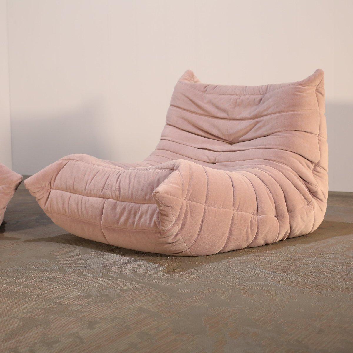Fauteuil Togo Ligne Roset rose clair en vente 1