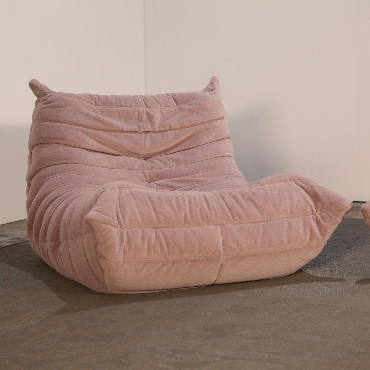 Fauteuil Togo Ligne Roset rose clair en vente 2