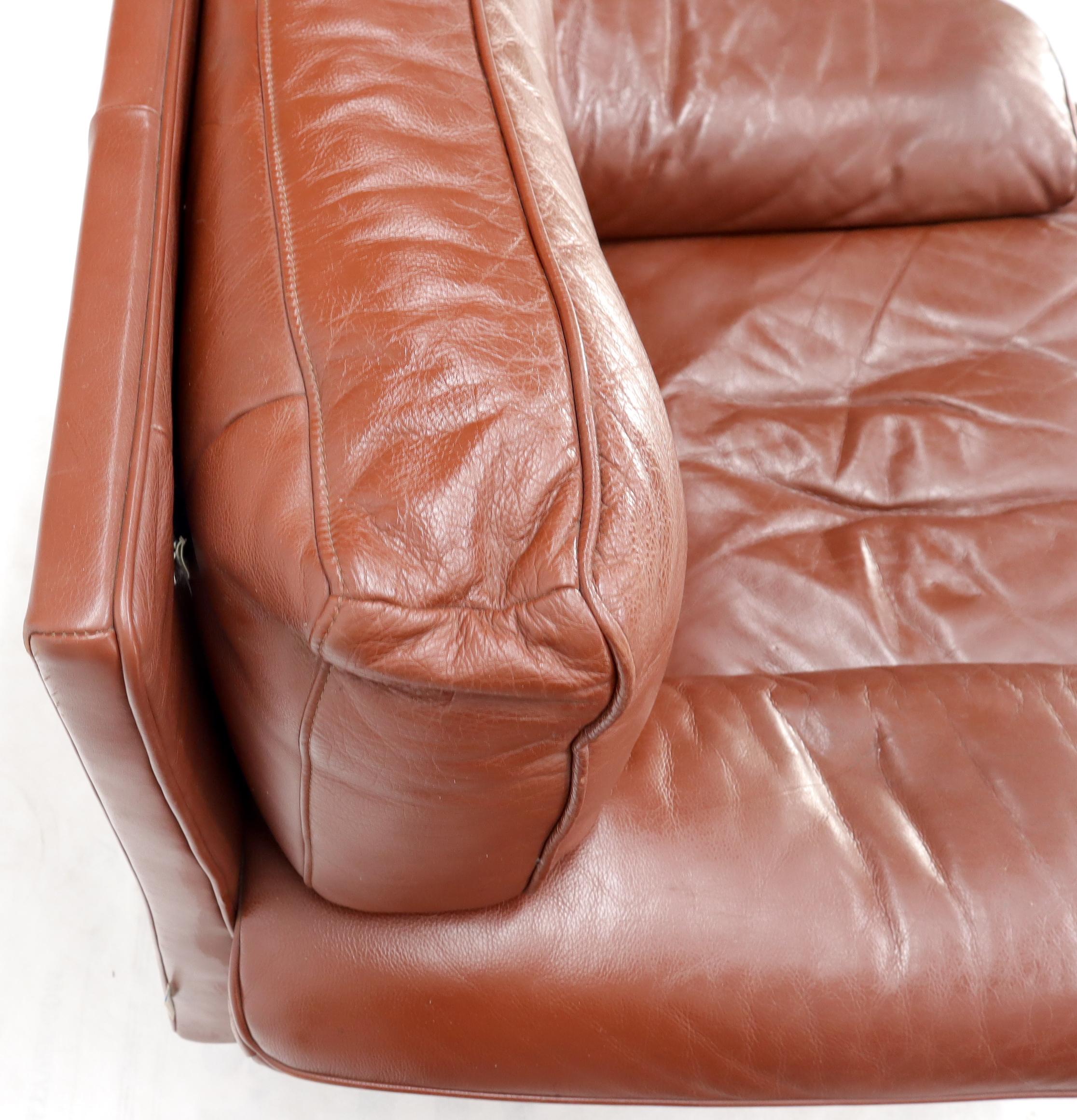 Fauteuil de salon Ligne Roset à large assise en cuir brun, de style moderne du milieu du siècle.