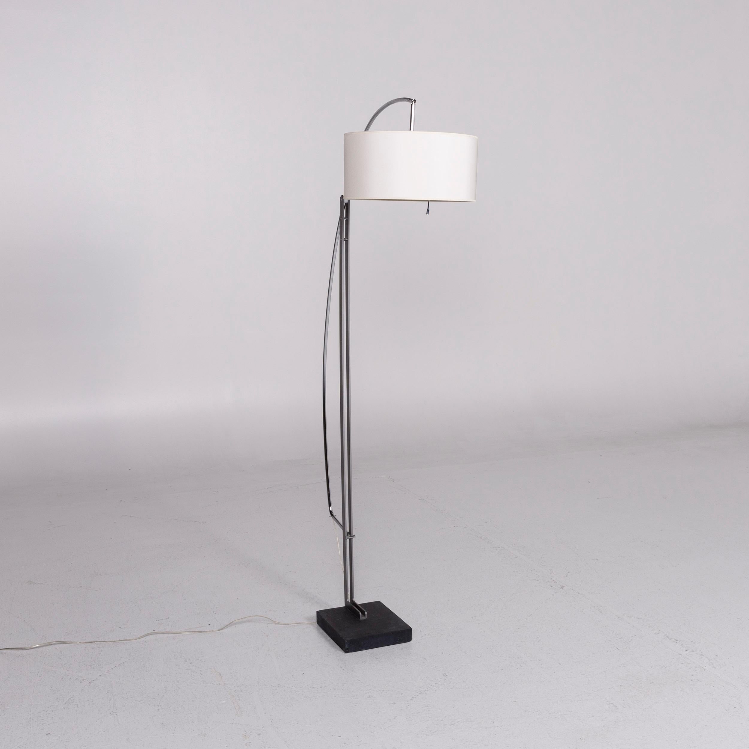 Nous vous présentons une ligne roset MAMA lampadaire en métal blanc Thibault Desombre. 
 
 mesures du produit en centimètres : 
 
 profondeur 75
 Largeur 40
 Hauteur 161 





    