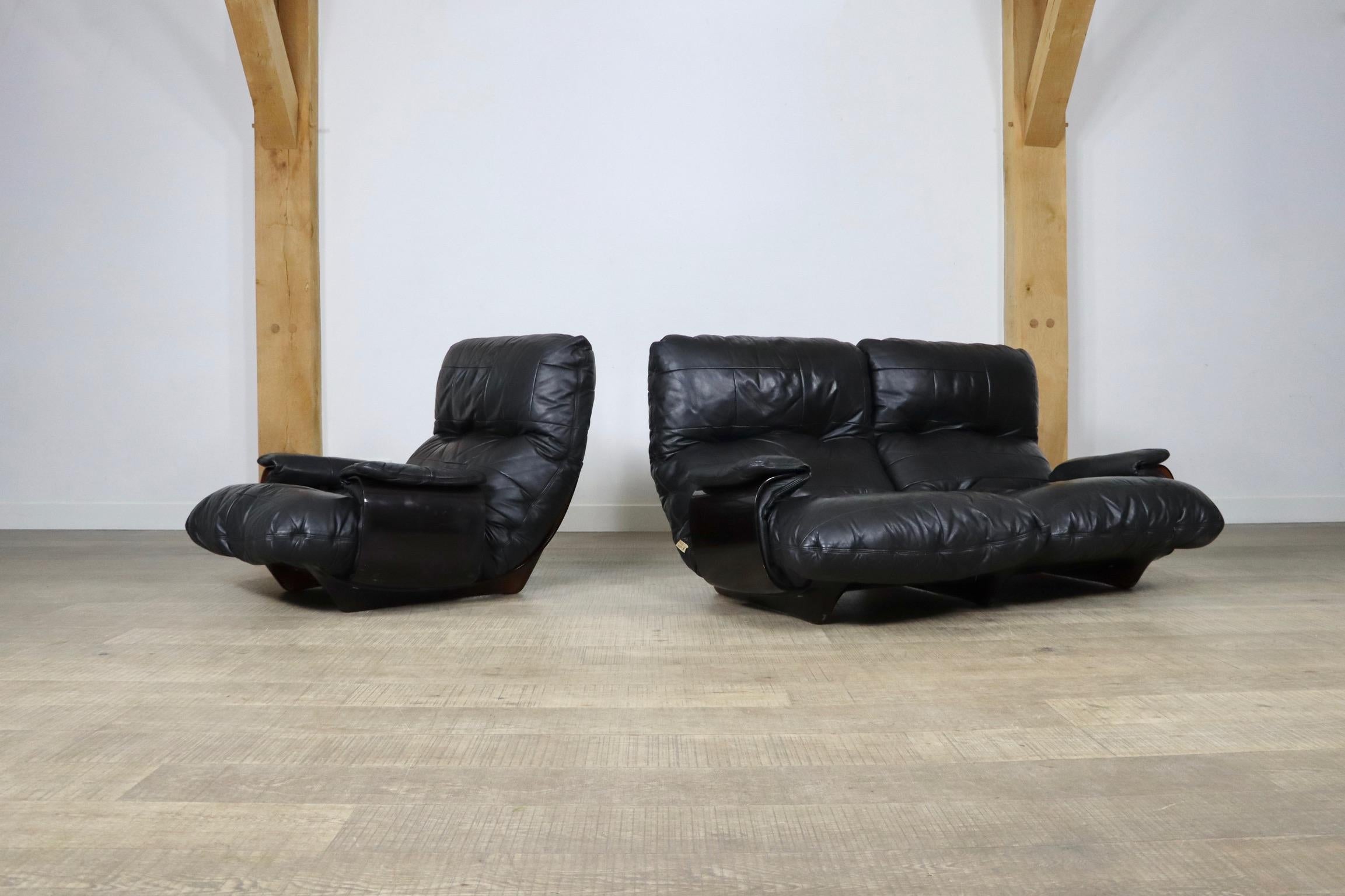 Canapé et fauteuil de salon Marsala en cuir noir Ligne Roset de Michel Ducaroy 4