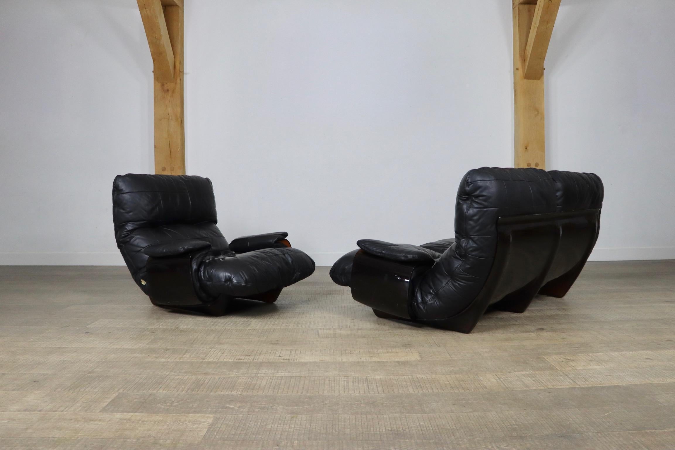 Canapé et fauteuil de salon Marsala en cuir noir Ligne Roset de Michel Ducaroy 2