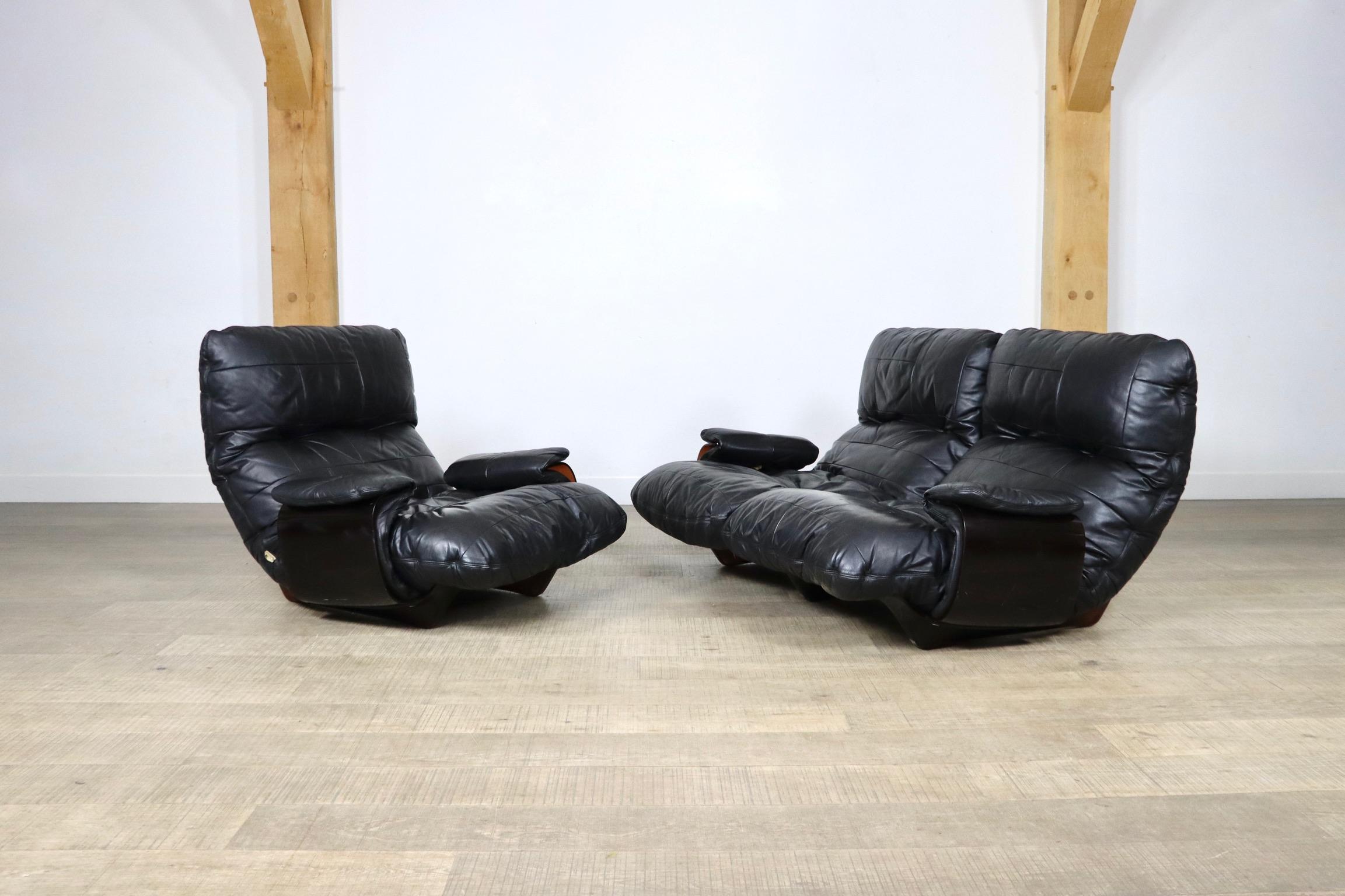 Canapé et fauteuil de salon Marsala en cuir noir Ligne Roset de Michel Ducaroy 3