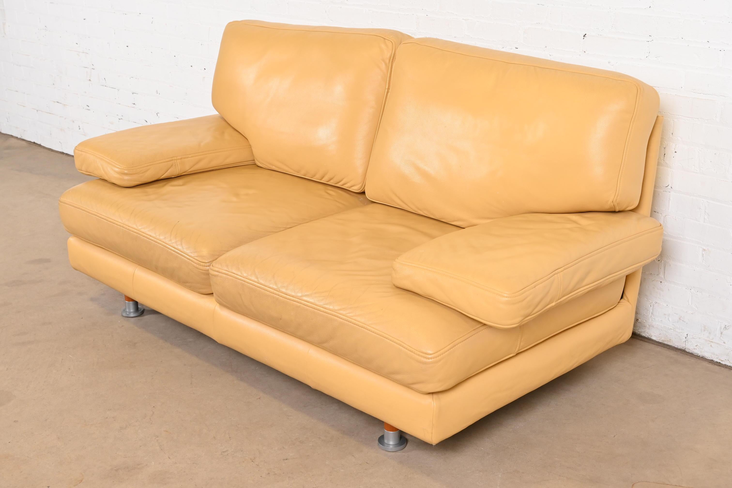 Français Canapé ou canapé moderne Ligne Roset en cuir jaune en vente