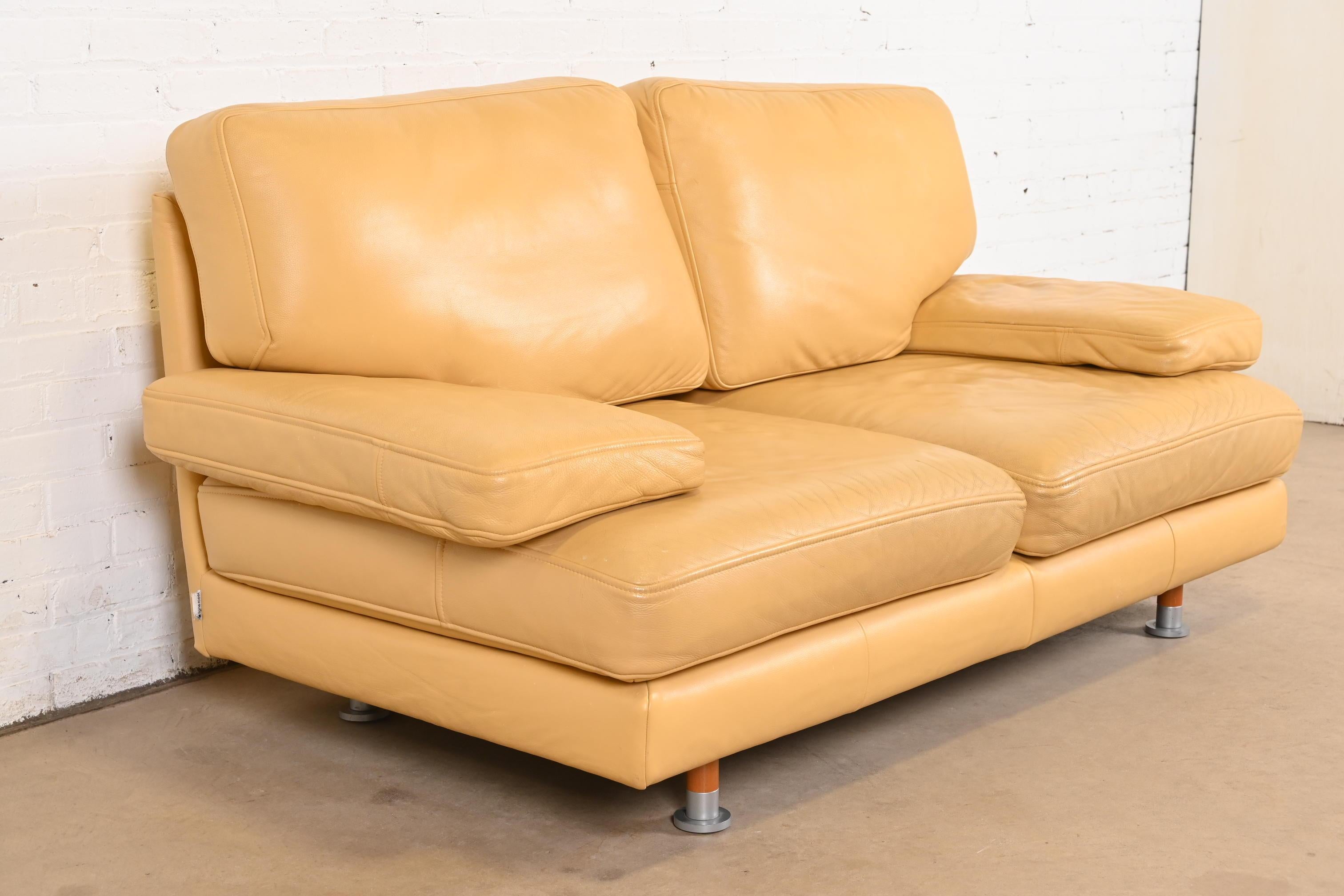 Canapé ou canapé moderne Ligne Roset en cuir jaune Bon état - En vente à South Bend, IN