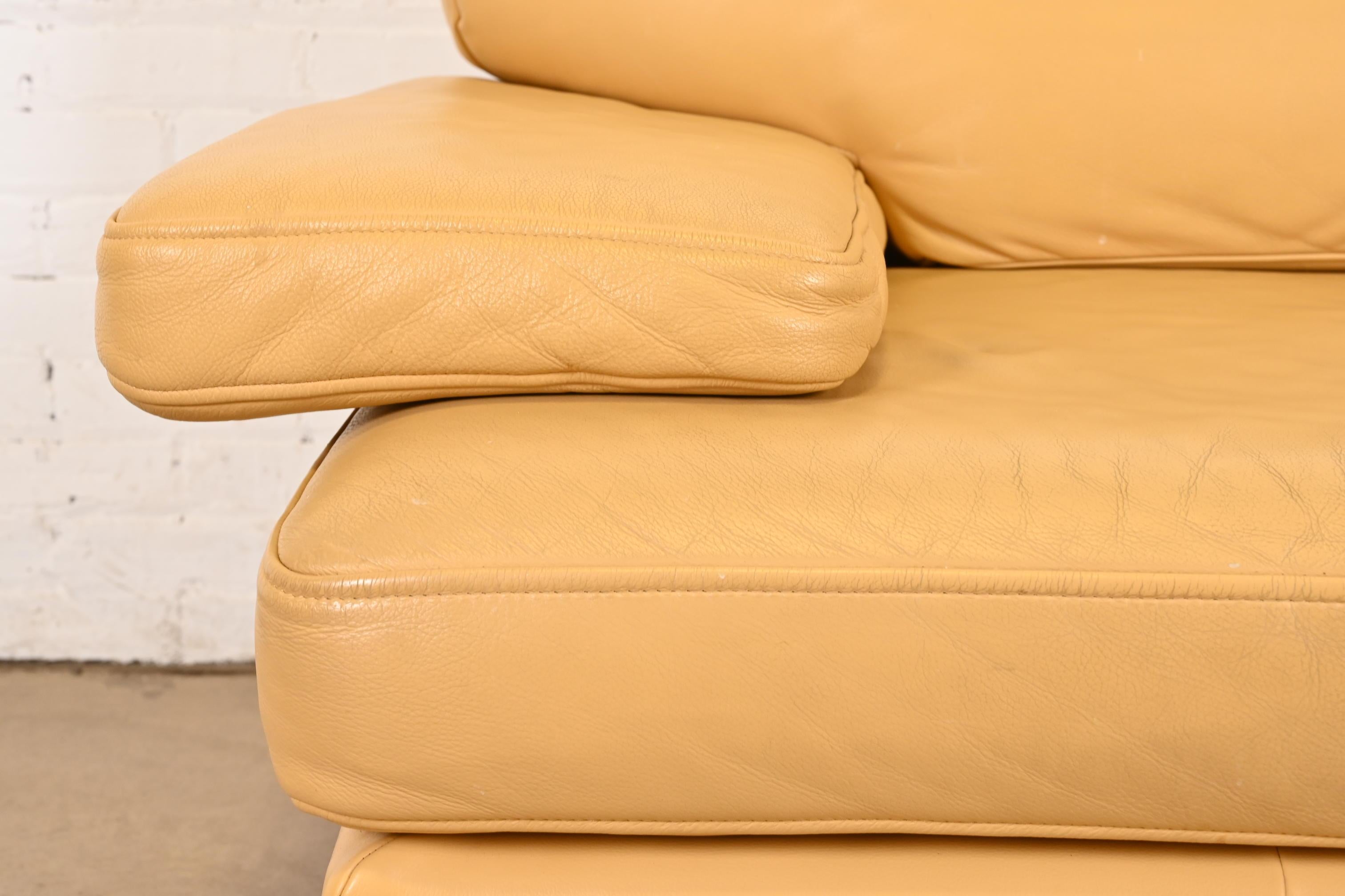 Canapé ou canapé moderne Ligne Roset en cuir jaune en vente 1