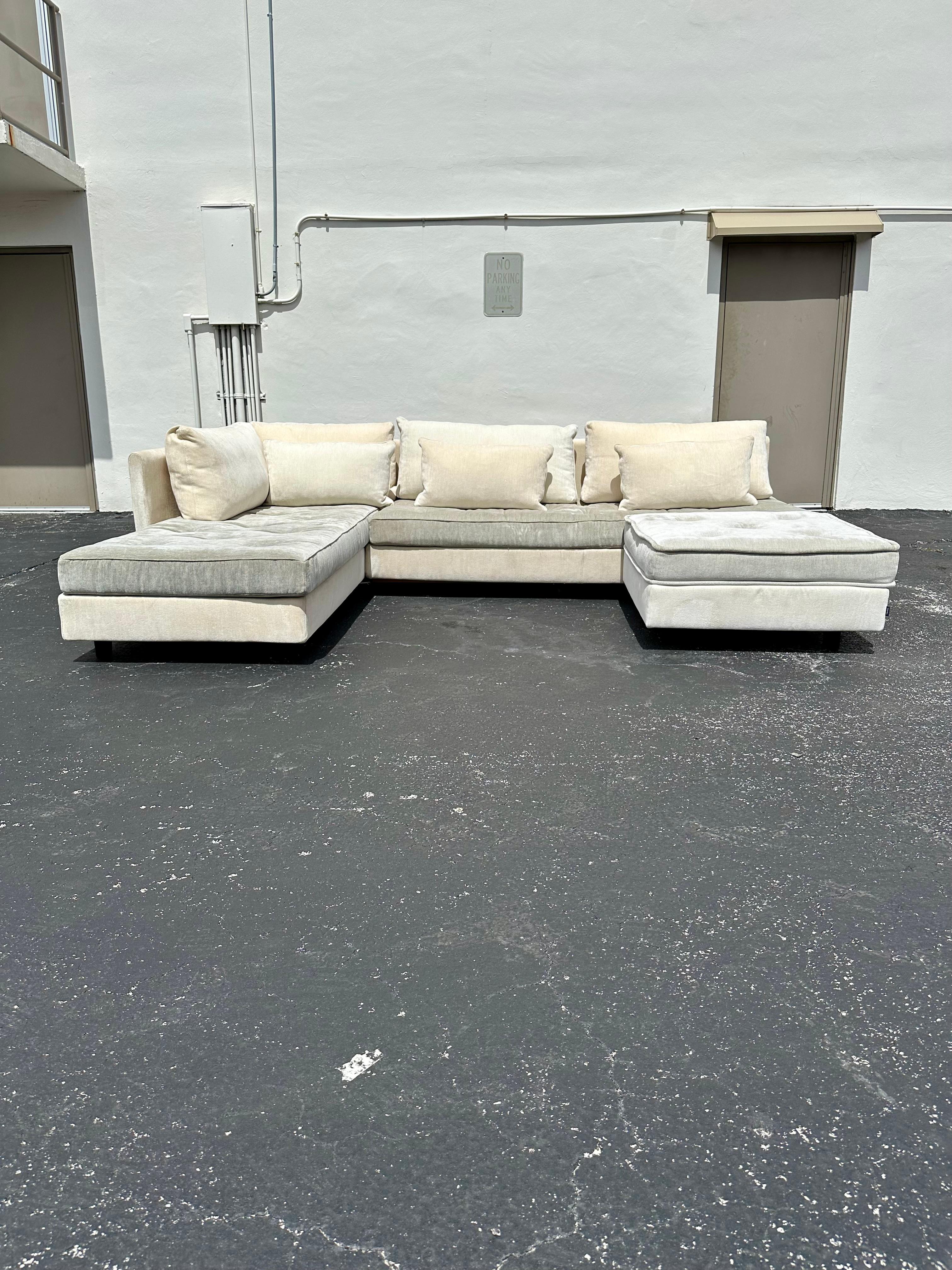 Sofá convertible Ligne Roset Nomade II. Ligne Roset es una empresa familiar conocida por su enfoque descaradamente moderno del diseño, un enfoque que ejemplifica este magnífico sofá. Revestimiento de buen gusto en tejido de mezcla de algodón y lino
