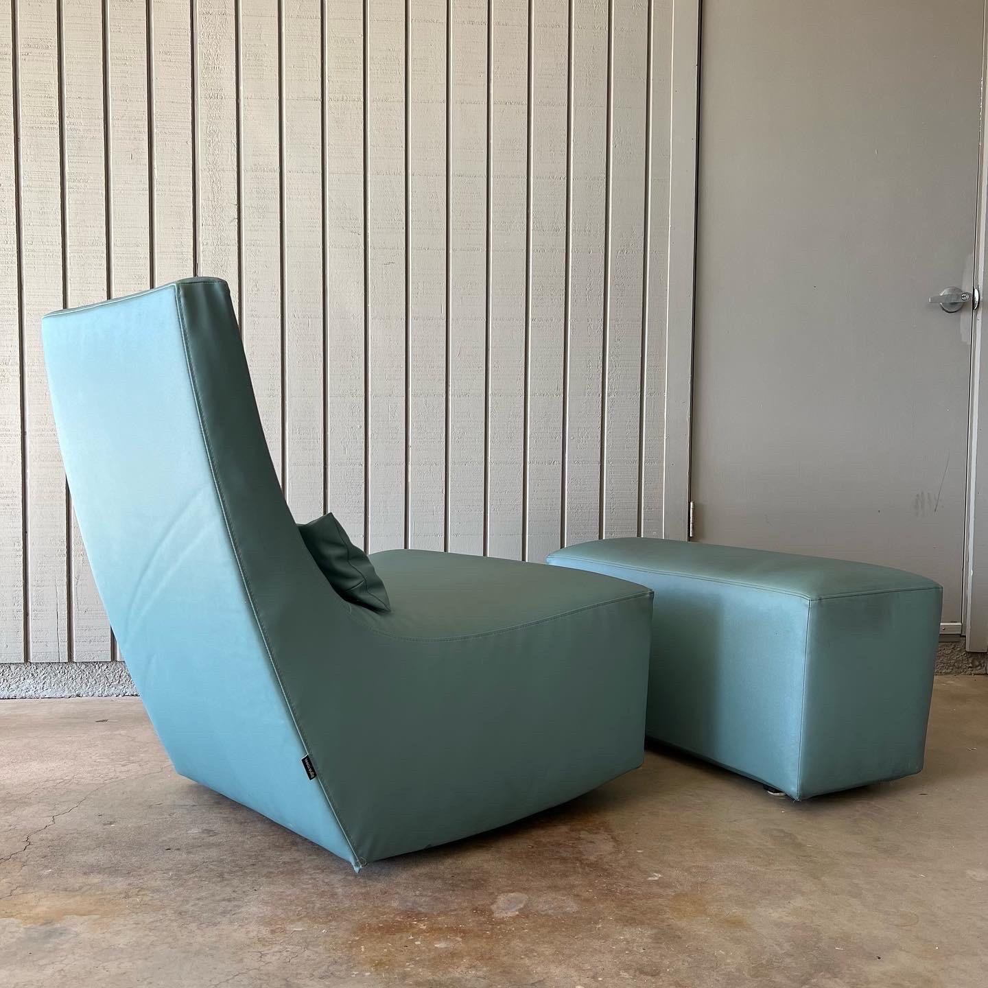 Ligne Roset Neo lounge chair and ottoman design by Alban-Sébastien Gilles 2002 État moyen - En vente à Phoenix, AZ