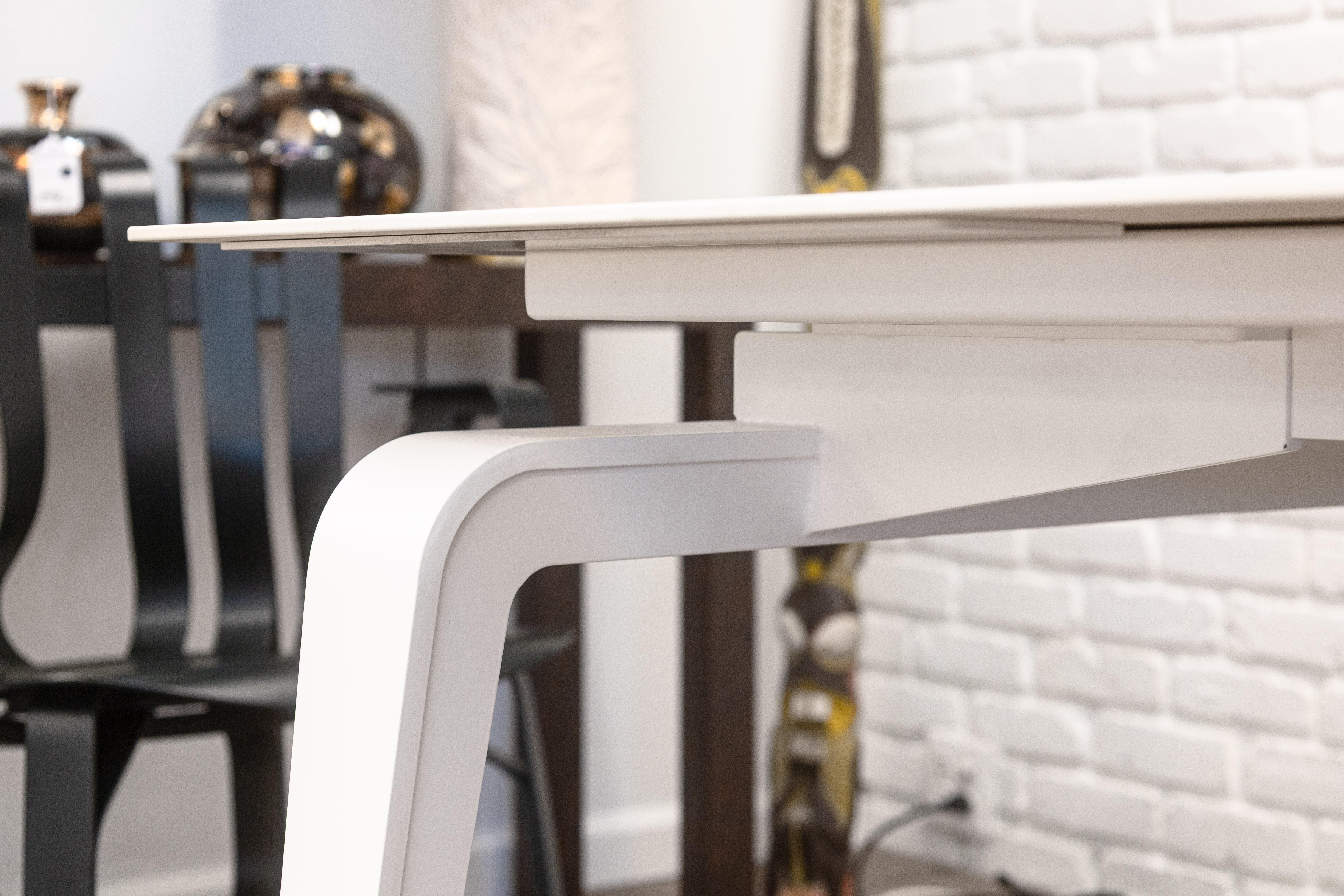Ligne Roset Odessa by Mauro Lipparini White Stoneware and Lacquered Dining Table In Good Condition For Sale In Keego Harbor, MI