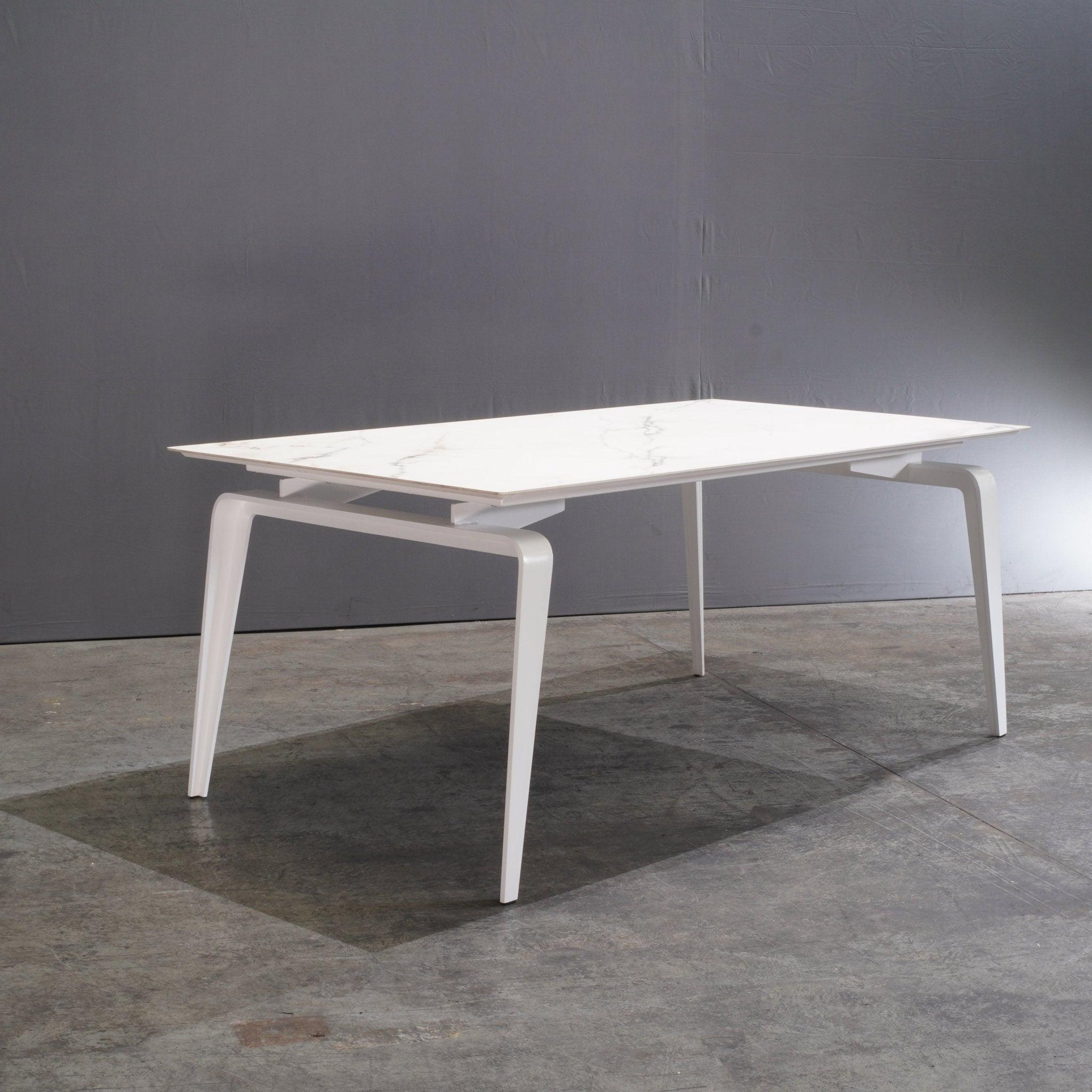Ligne Roset Odessa Esstisch mit weiß lackiertem Untergestell von Mauro Lipparini 3