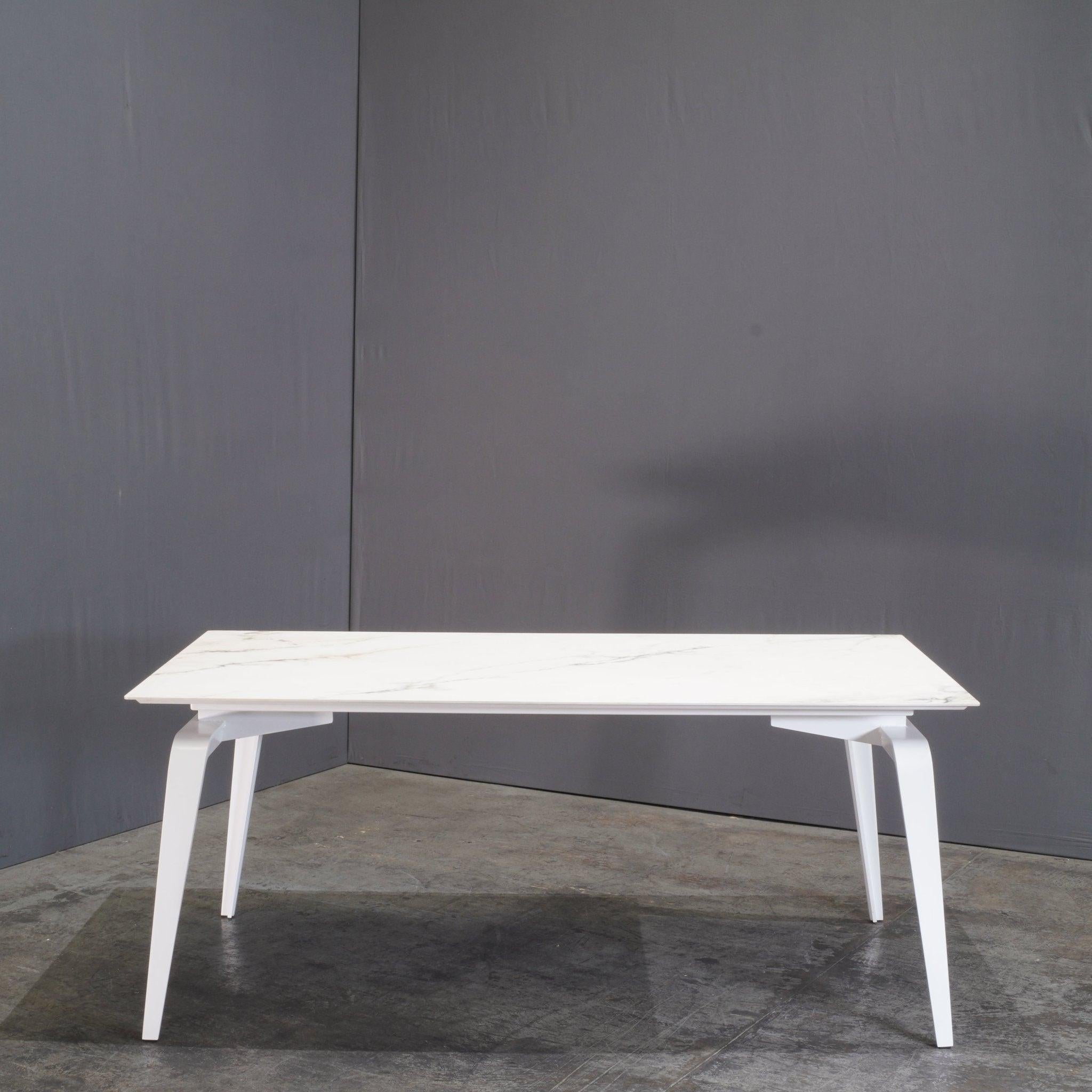 Mit dem von Mauro Lipparini entworfenen Esstisch Odessa von Ligne Roset können Sie Ihr Esserlebnis aufwerten. Der glatte, weiß lackierte Sockel dieses exquisiten Stücks strahlt moderne Raffinesse aus und passt perfekt zu seiner minimalistischen,