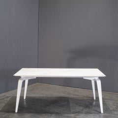 Table de salle à manger Odessa Ligne Roset avec base laquée blanche de Mauro Lipparini