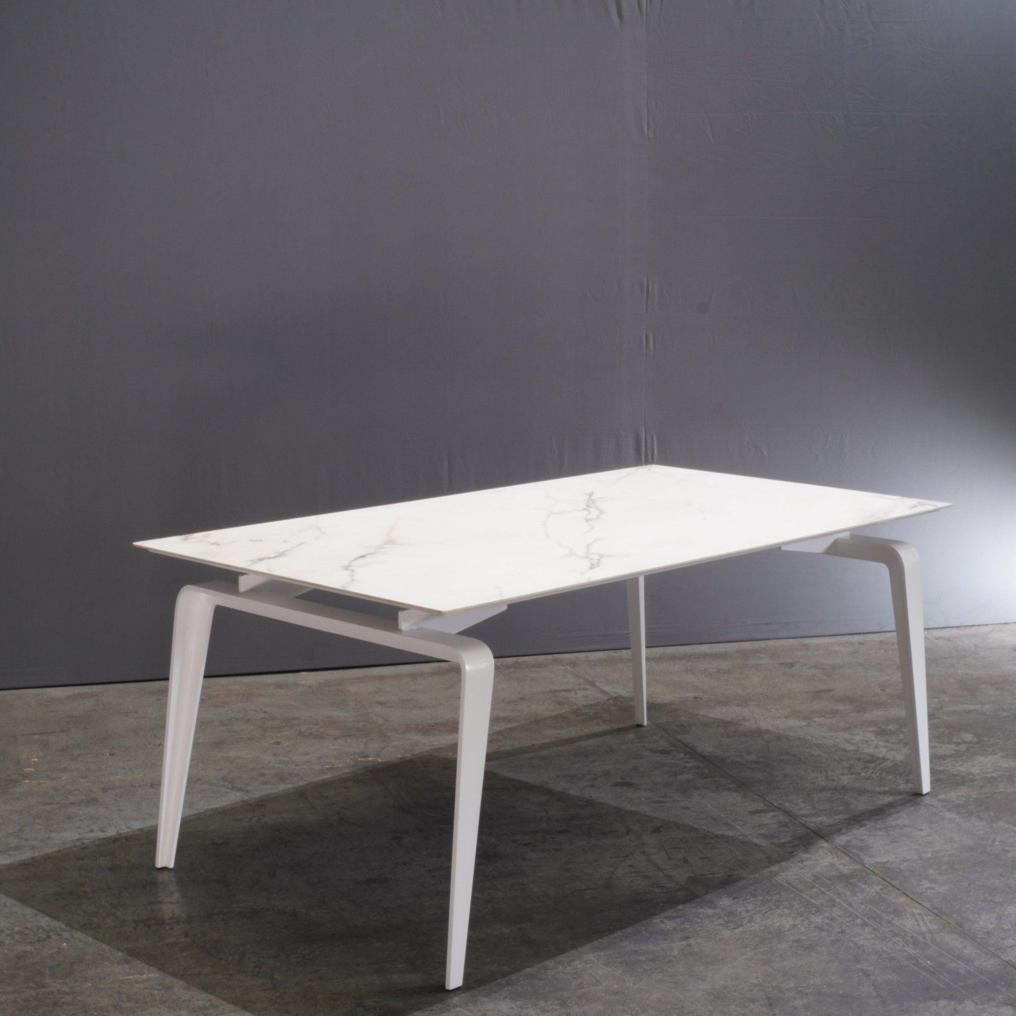 Ligne Roset Odessa Esstisch mit weiß lackiertem Untergestell von Mauro Lipparini (Minimalistisch)