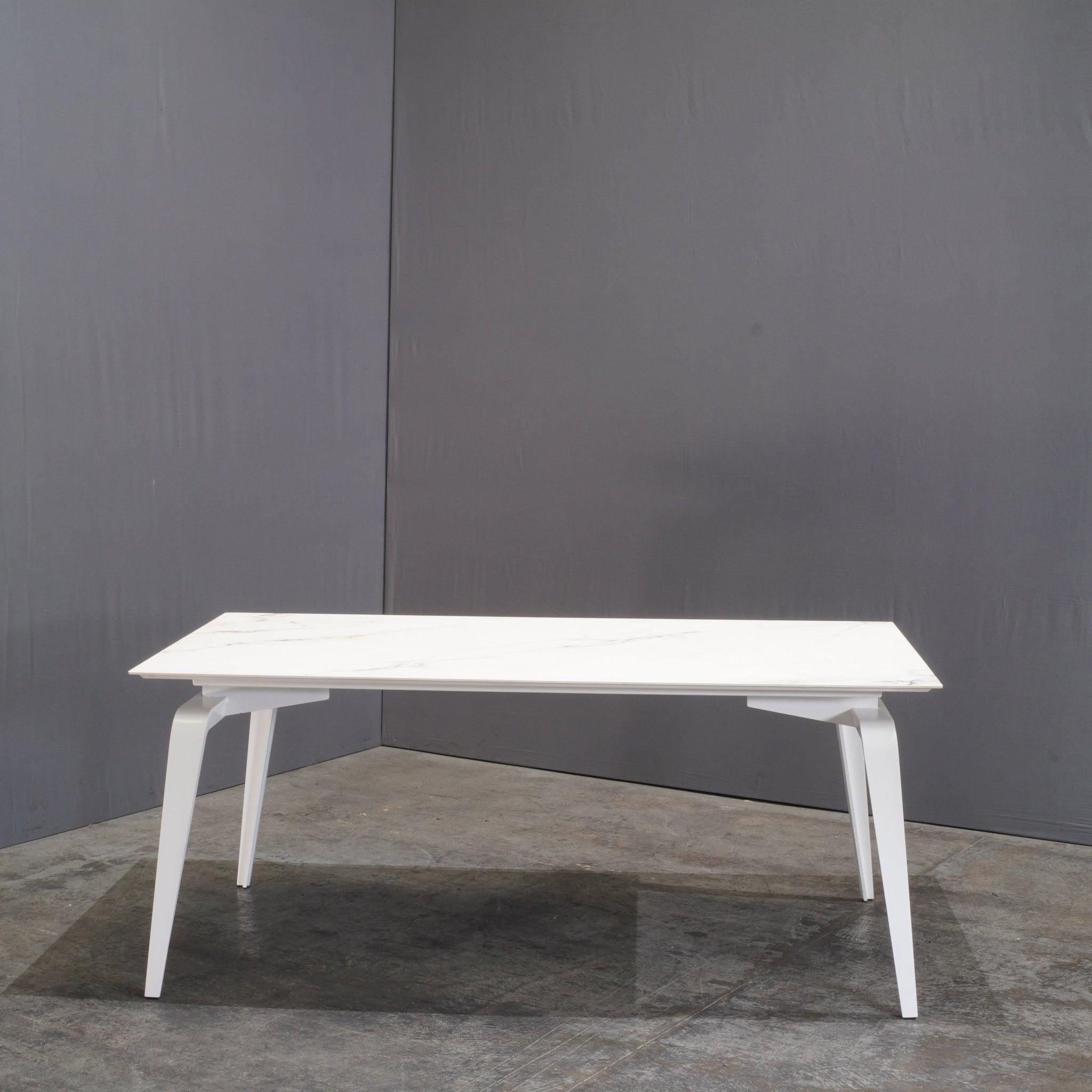 Ligne Roset Odessa Esstisch mit weiß lackiertem Untergestell von Mauro Lipparini (Holz)