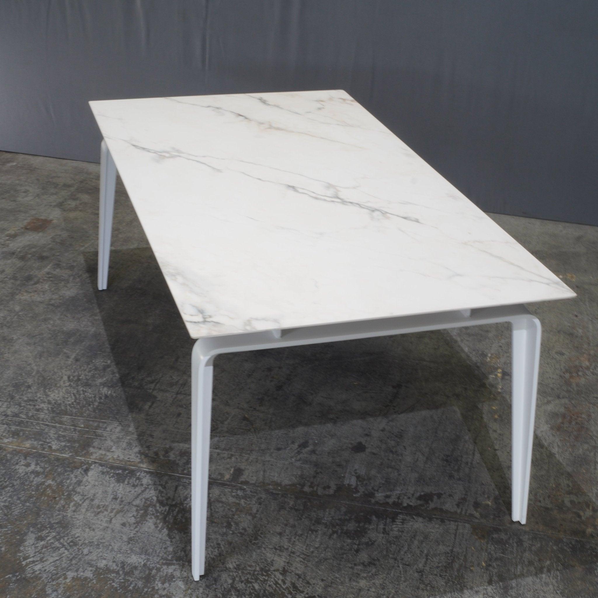 Ligne Roset Odessa Esstisch mit weiß lackiertem Untergestell von Mauro Lipparini 1