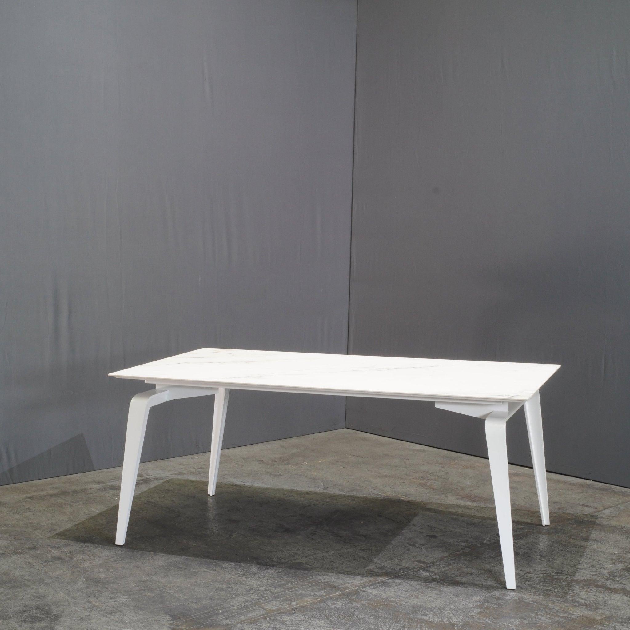 Ligne Roset Odessa Esstisch mit weiß lackiertem Untergestell von Mauro Lipparini 2