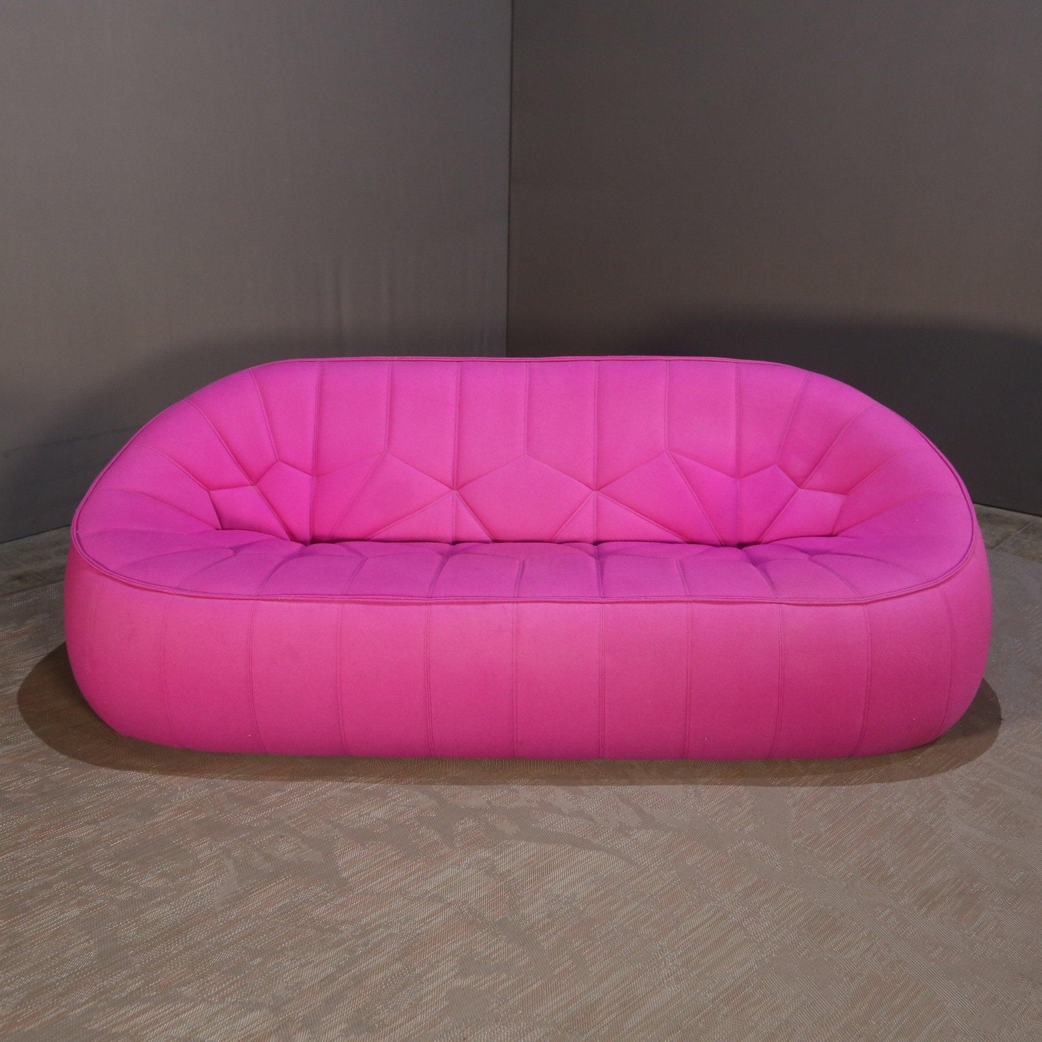 Le canapé ottoman Ligne Roset est un complément luxueux à tout espace de vie. Cette superbe pièce présente un design épuré et moderne, avec un dossier incurvé et un rembourrage moelleux pour un confort ultime. Le canapé est revêtu d'un tissu doux et