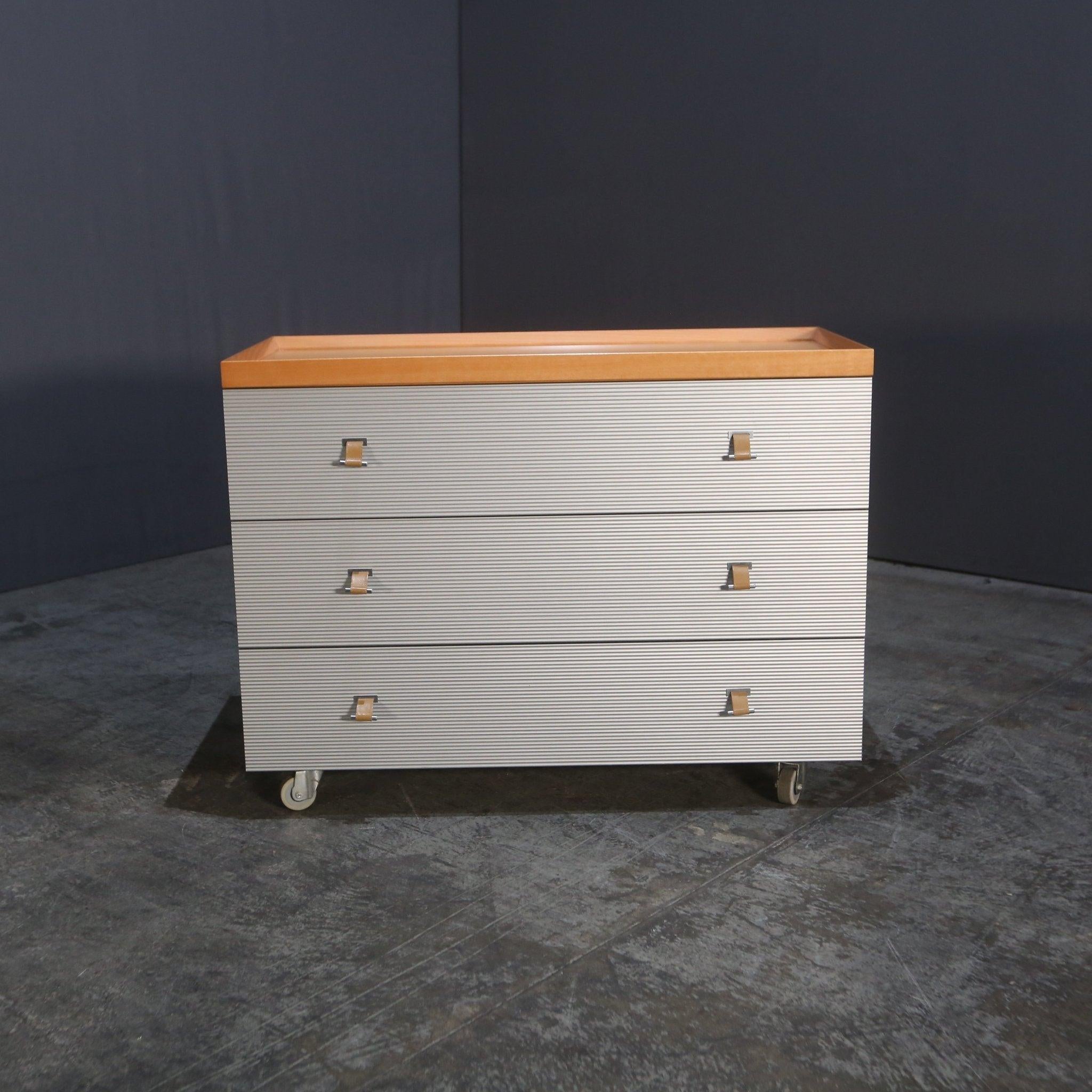 Voici la superbe commode Parallele, créée par le célèbre designer Peter Maly pour Ligne Roset. Fabriquée avec les meilleurs matériaux et une attention impeccable aux détails, cette commode respire le luxe et la sophistication. Le design élégant et