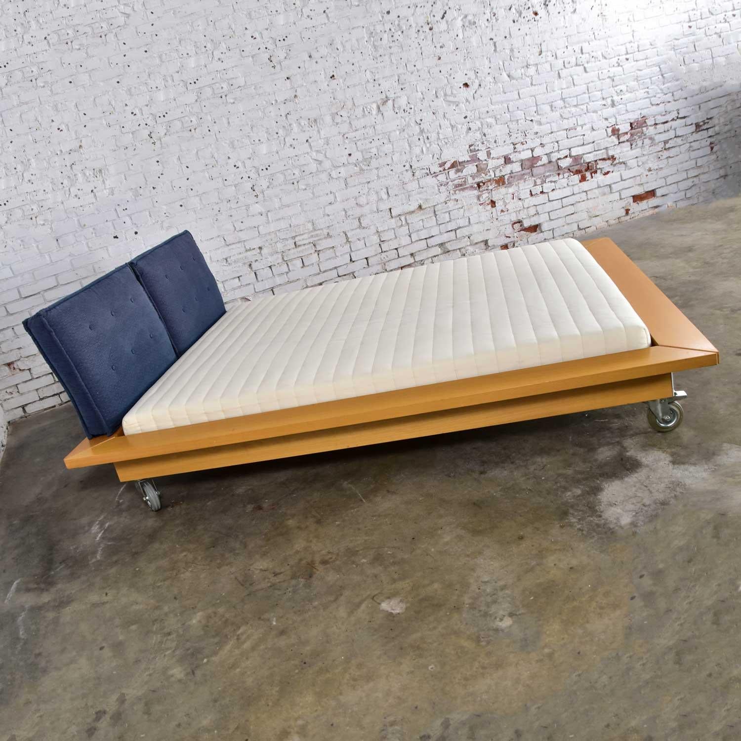 Ligne Roset Parallele Postmodern Platform Bed Attributed to Peter Maly In Good Condition In Topeka, KS