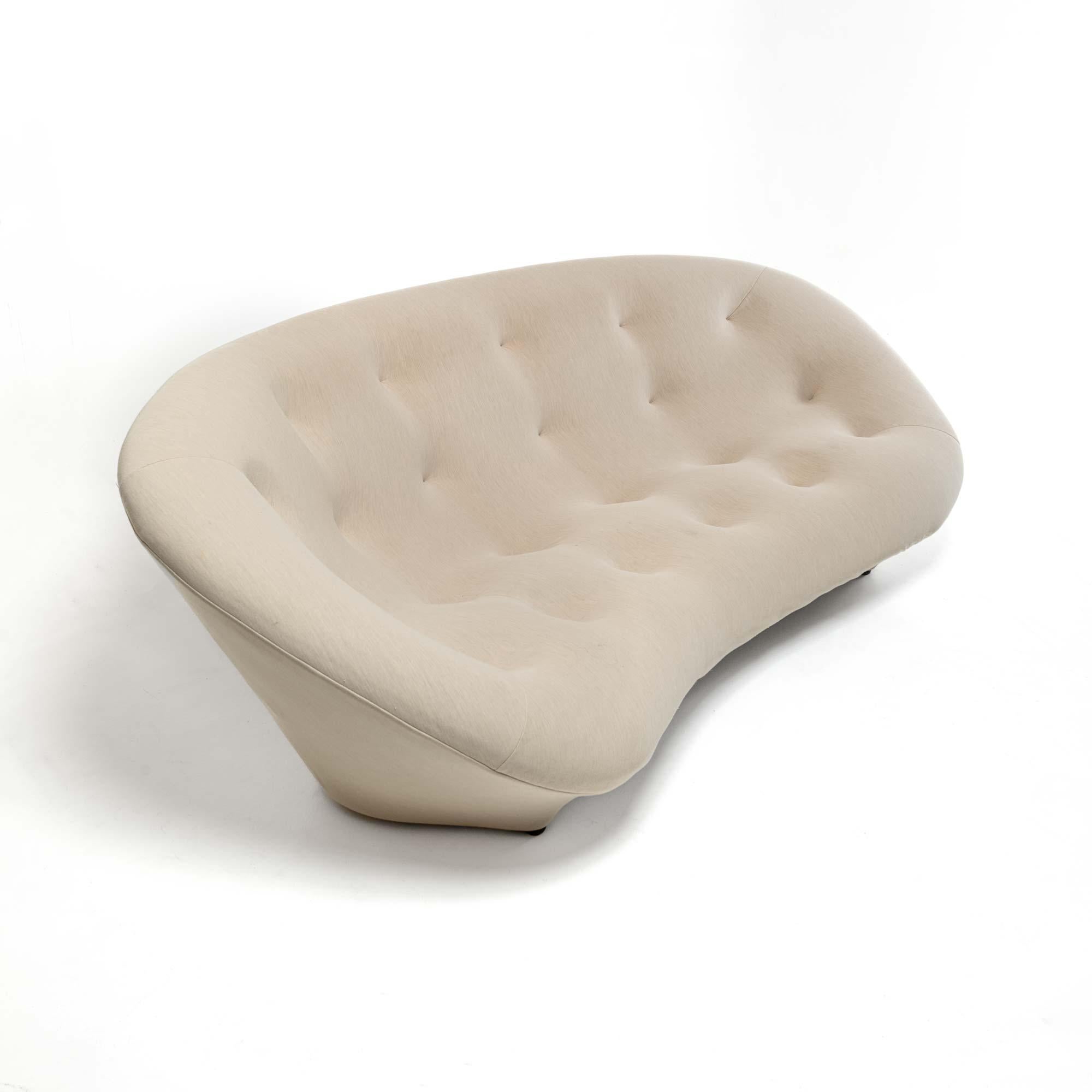 Les sièges Ploum sont le fruit d'une longue recherche sur le confort. Le résultat est une combinaison spéciale de deux matériaux : un revêtement extensible et une mousse ultra-douce. Cette combinaison, associée aux dimensions très généreuses des