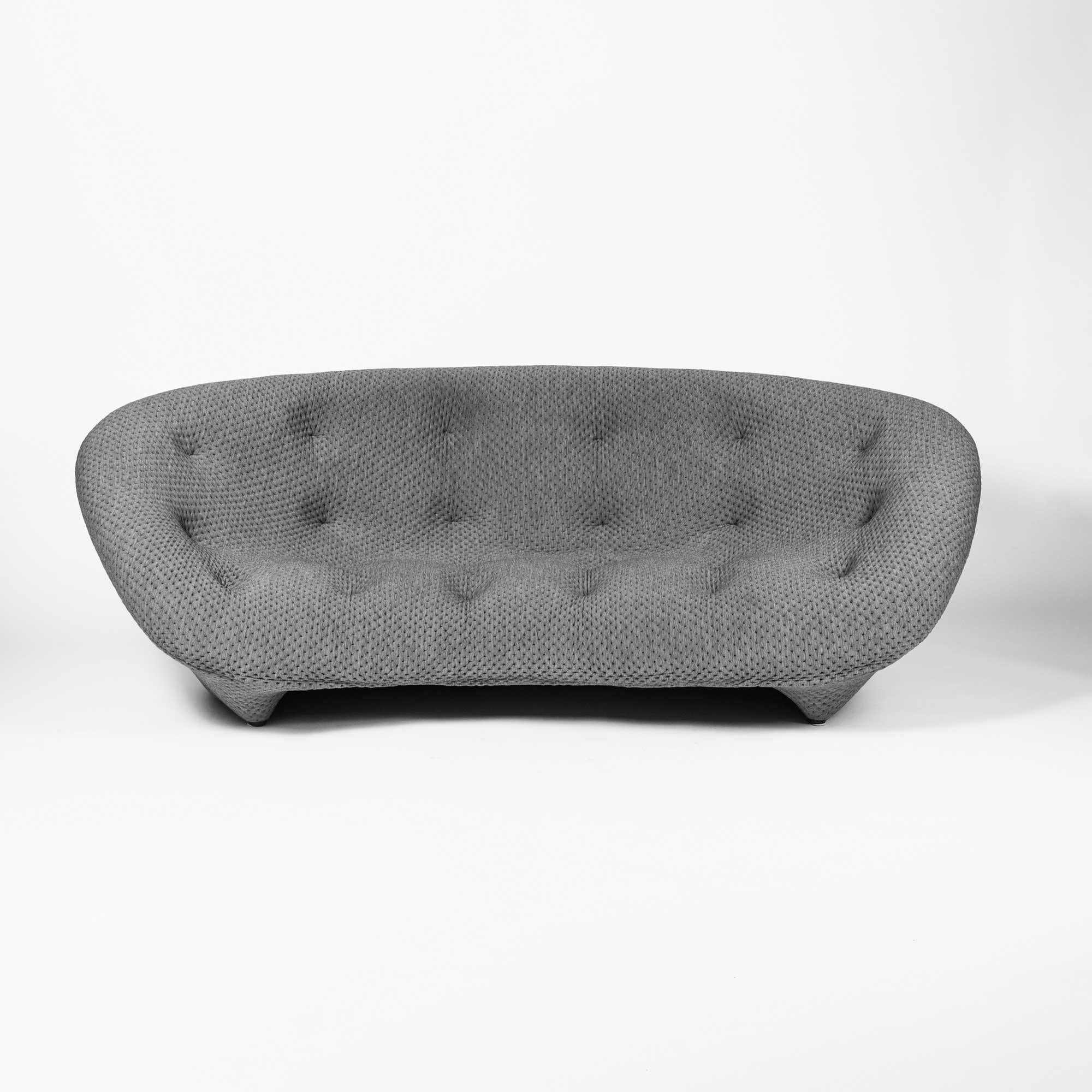 The Ploum seating is the fruit of much research into comfort. The result is a special combination of two materials: a stretchable covering and ultra-soft foam. This combination, along with the Ploum sofas' truly ample dimensions, provides extreme
