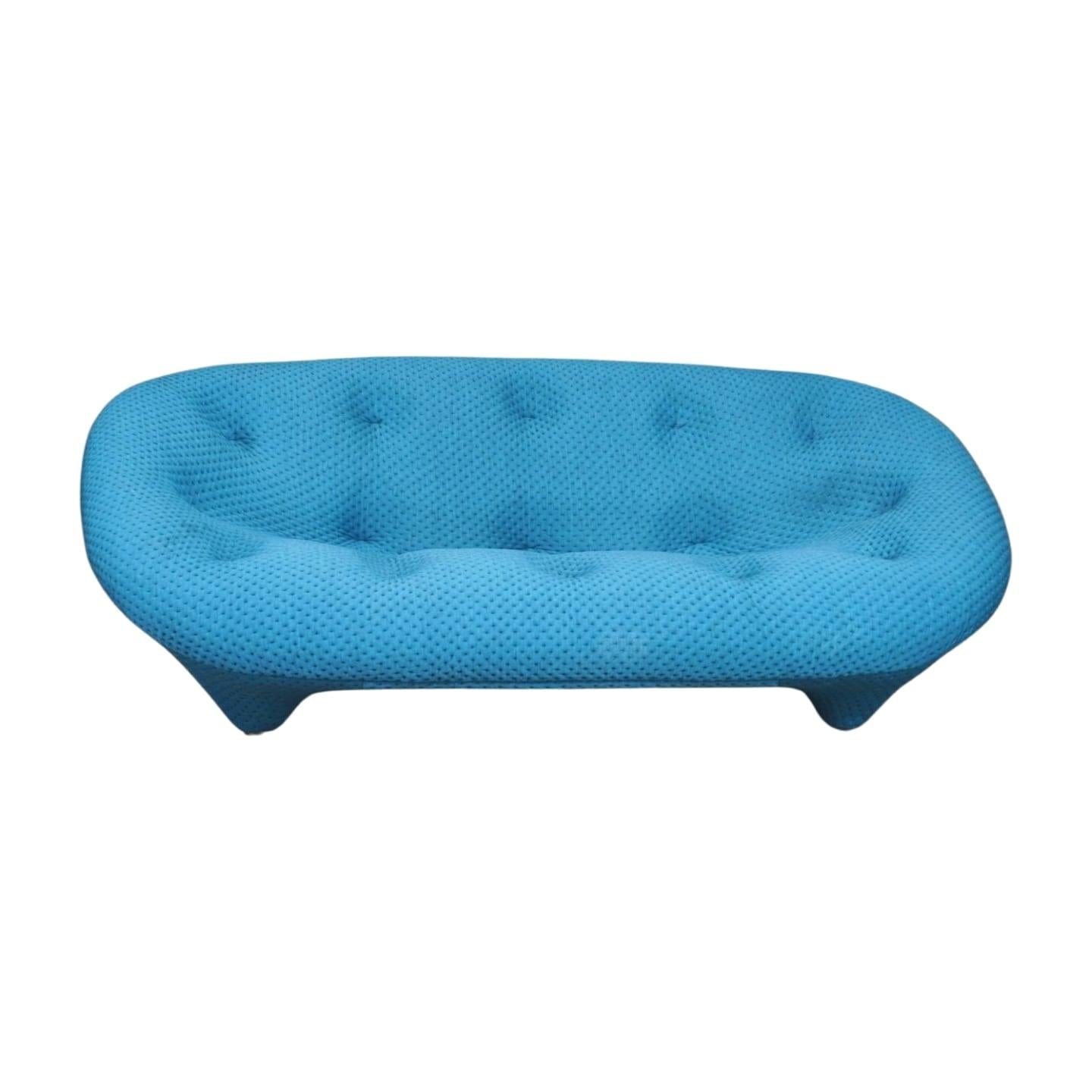 Ploum Medium Settee High Back: This Ploum medium settee by Ligne Roset, crafted in 2020, offers a blend of modern design and luxurious comfort. The high back and fabric upholstery provide a cozy and stylish seating option. Perfect for contemporary