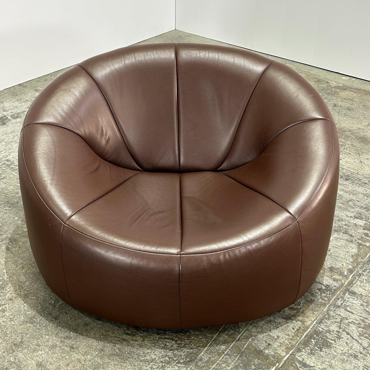 Voici l'étonnante chaise Pumpkin de Ligne Roset, une véritable pièce d'apparat pour toute maison moderne. Fabriquée avec des matériaux de haute qualité, cette chaise présente un design arrondi unique qui ajoute une touche de fantaisie à n'importe