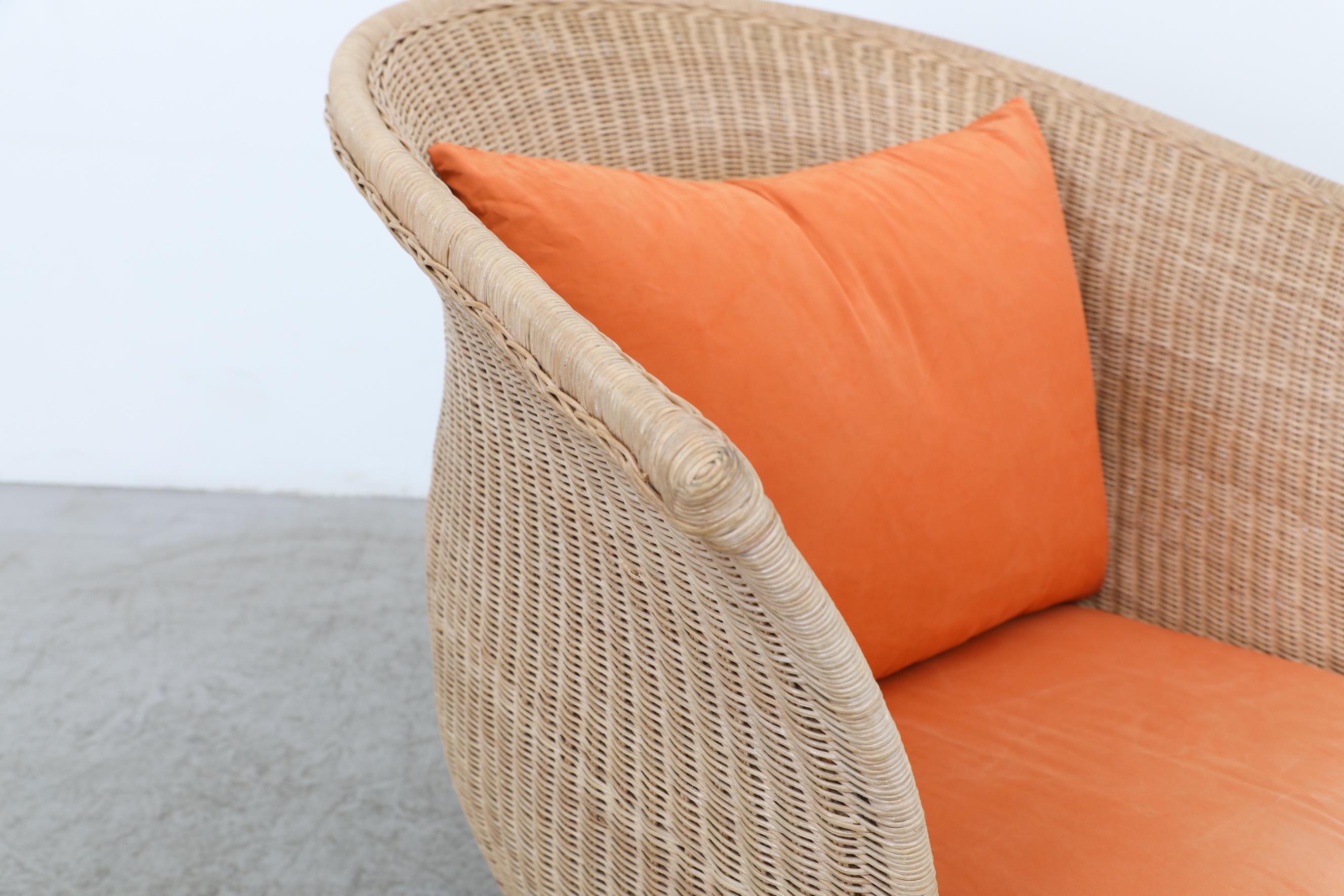 Chaise longue en rotin de forme organique Ligne Roset avec coussins orange et pieds en métal en vente 6