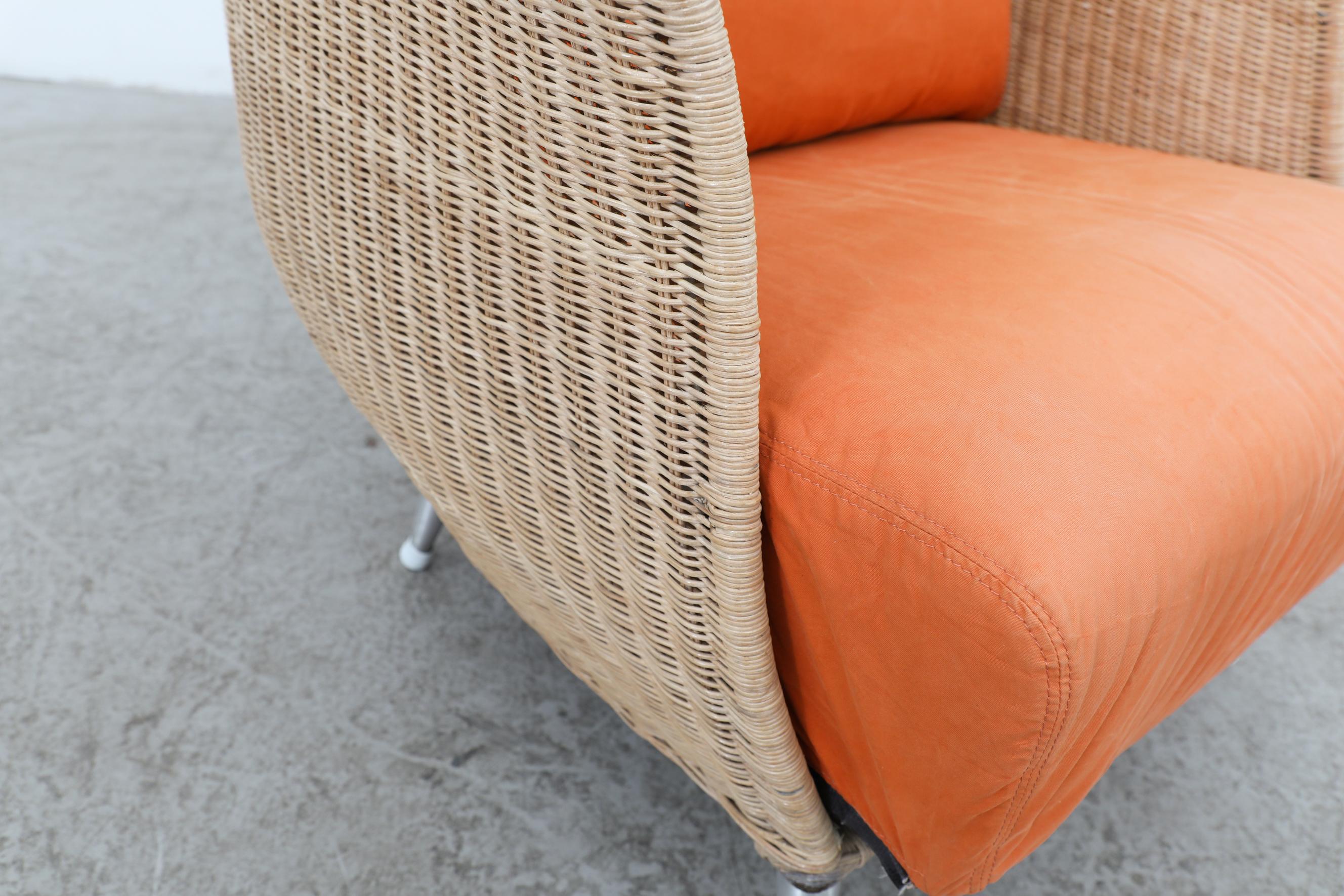 Ligne Roset Organisch geformter Rattan-Loungesessel mit orangefarbenen Kissen und Metallfüßen im Angebot 7