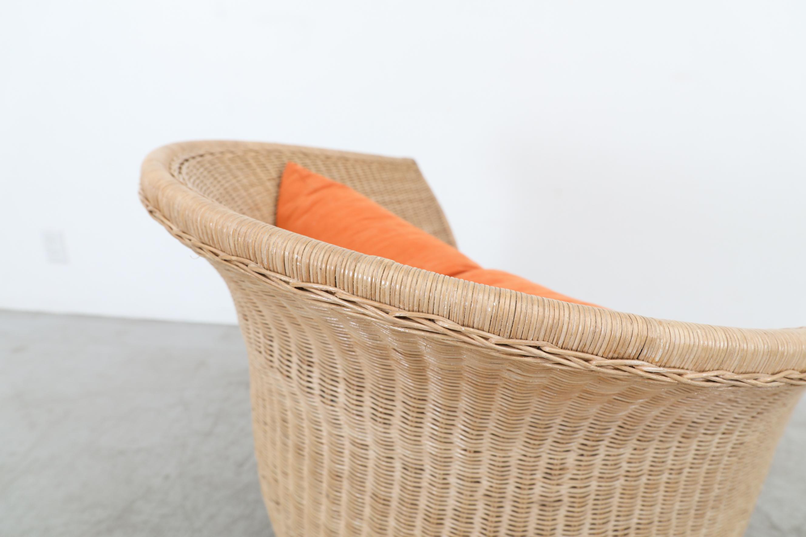 Chaise longue en rotin de forme organique Ligne Roset avec coussins orange et pieds en métal en vente 11