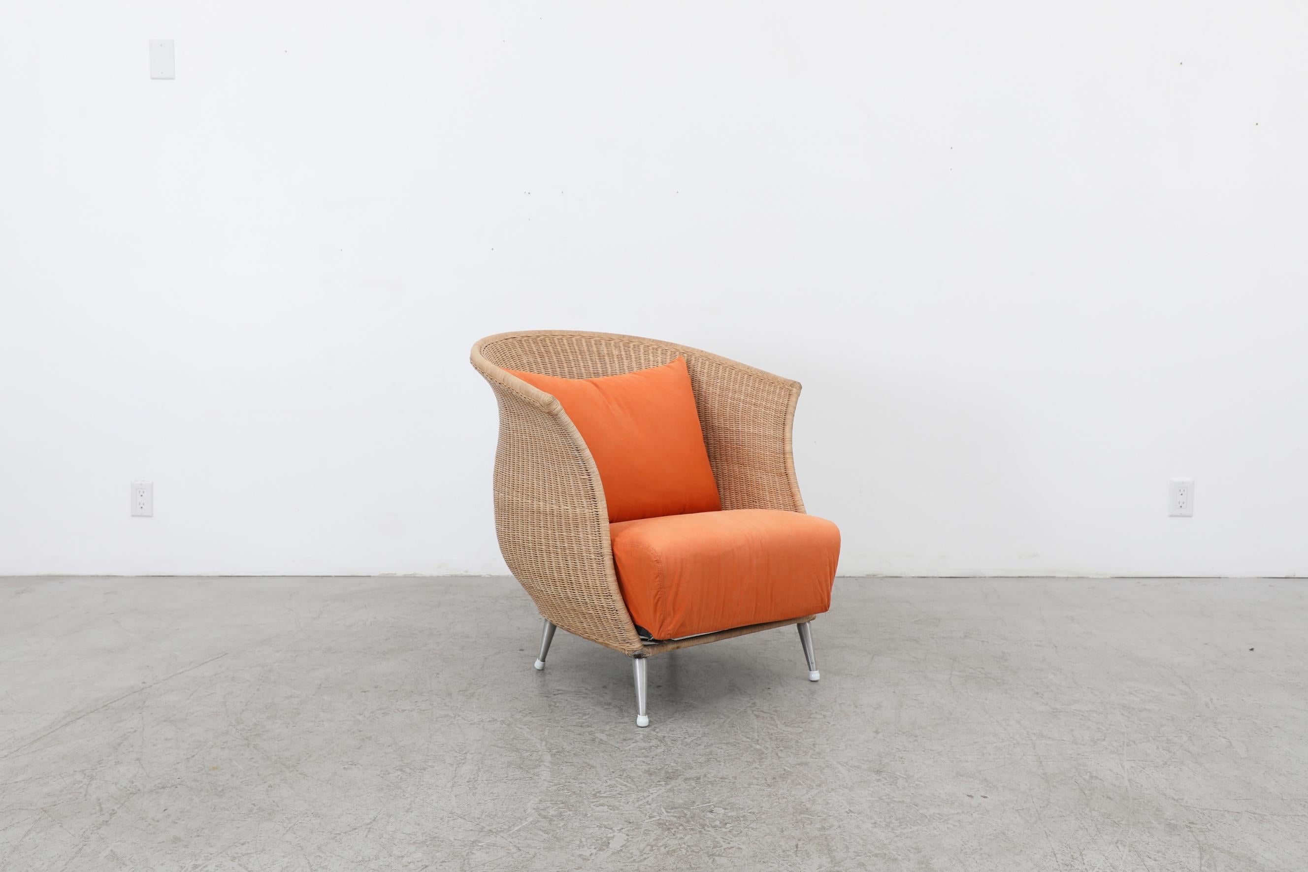 Chaise longue en rotin de forme organique Ligne Roset avec coussins orange et pieds en métal en vente 2