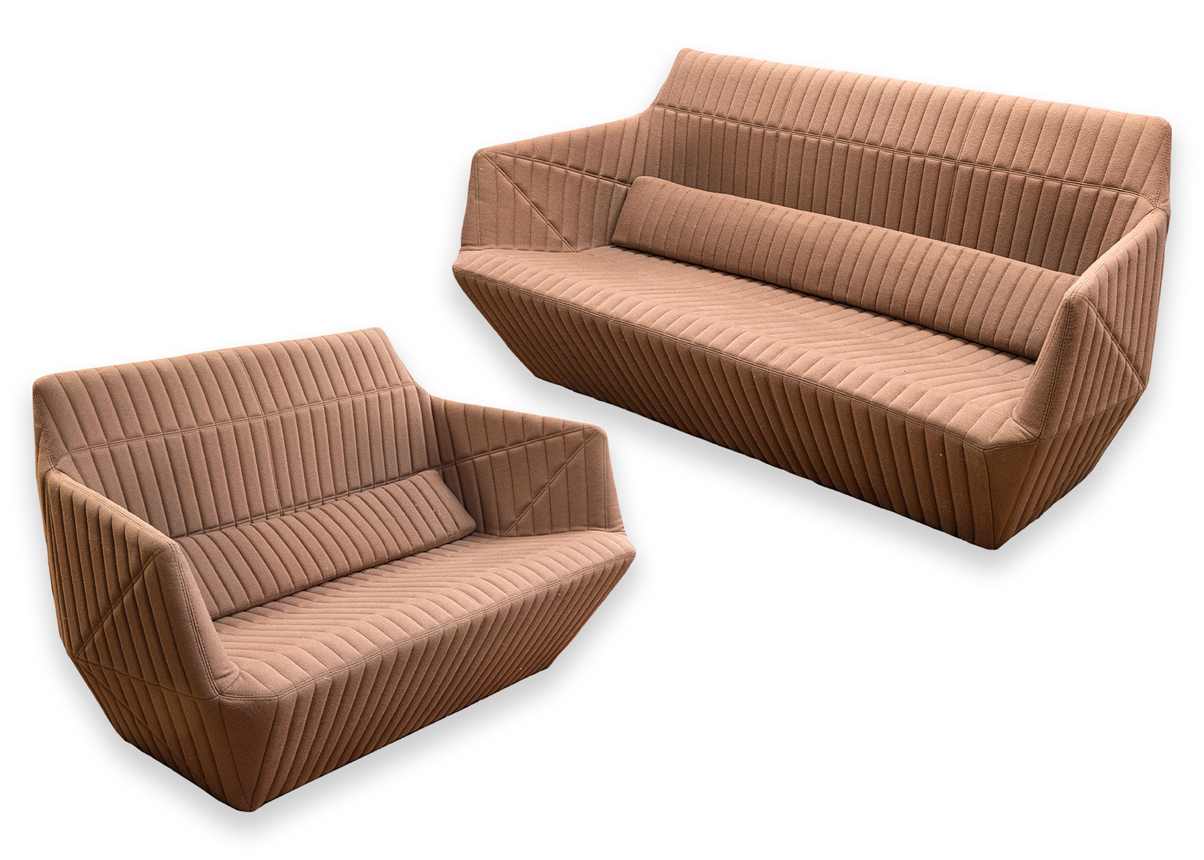Une causeuse Ligne Roset Facett. Un magnifique canapé contemporain moderne de R&E Bouroullec pour Ligne Roset. Cette pièce présente un design extraordinaire avec un extérieur côtelé, un beau tissu de laine mélangée marron riche et des coutures