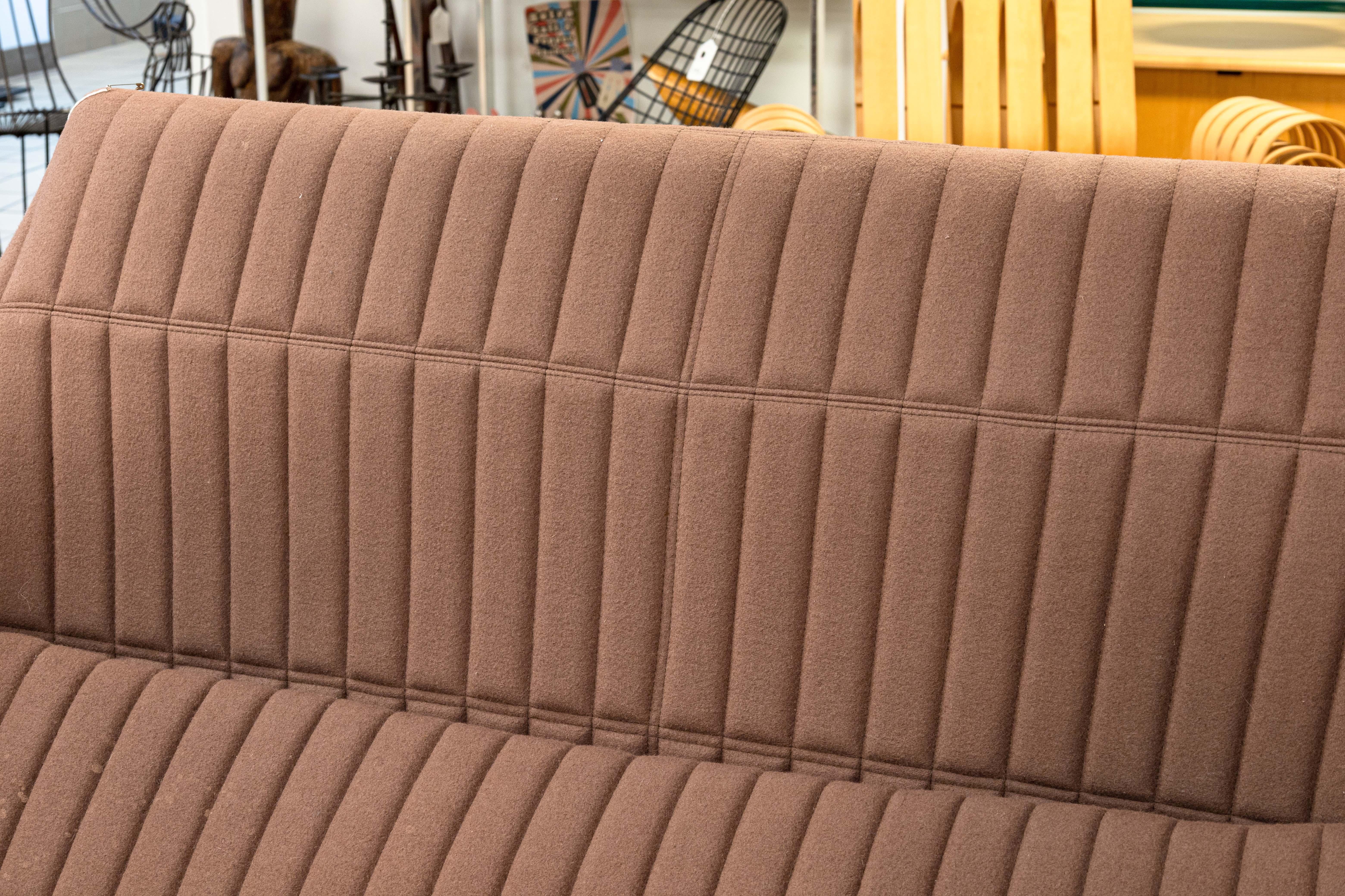 Ligne Roset R&E Bouroullec Facett Contemporary Modern Brown Loveseat Sofa Bon état à Keego Harbor, MI