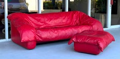 Canapé et pouf Flou en cuir rouge Ligne Roset de D'Urbino De Pas Lomazzi
