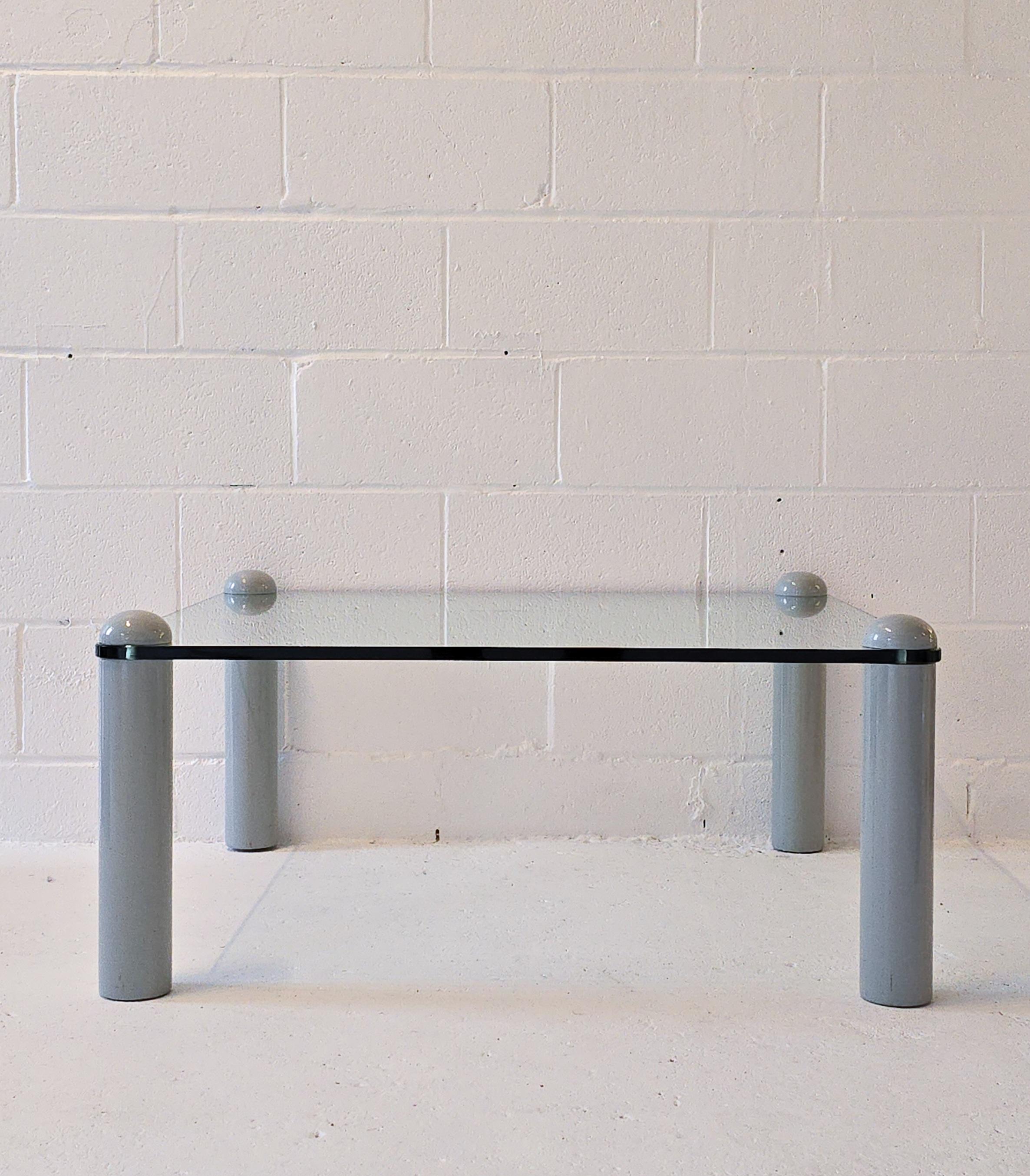 Stupendo tavolino quadrato arrotondato di Ligne Roset. È stato realizzato in Francia, circa negli anni '80. Ha un vetro quadrato arrotondato e spesso e gambe cilindriche in legno. I bordi del vetro spesso sono arrotondati e lucidati. Le gambe in
