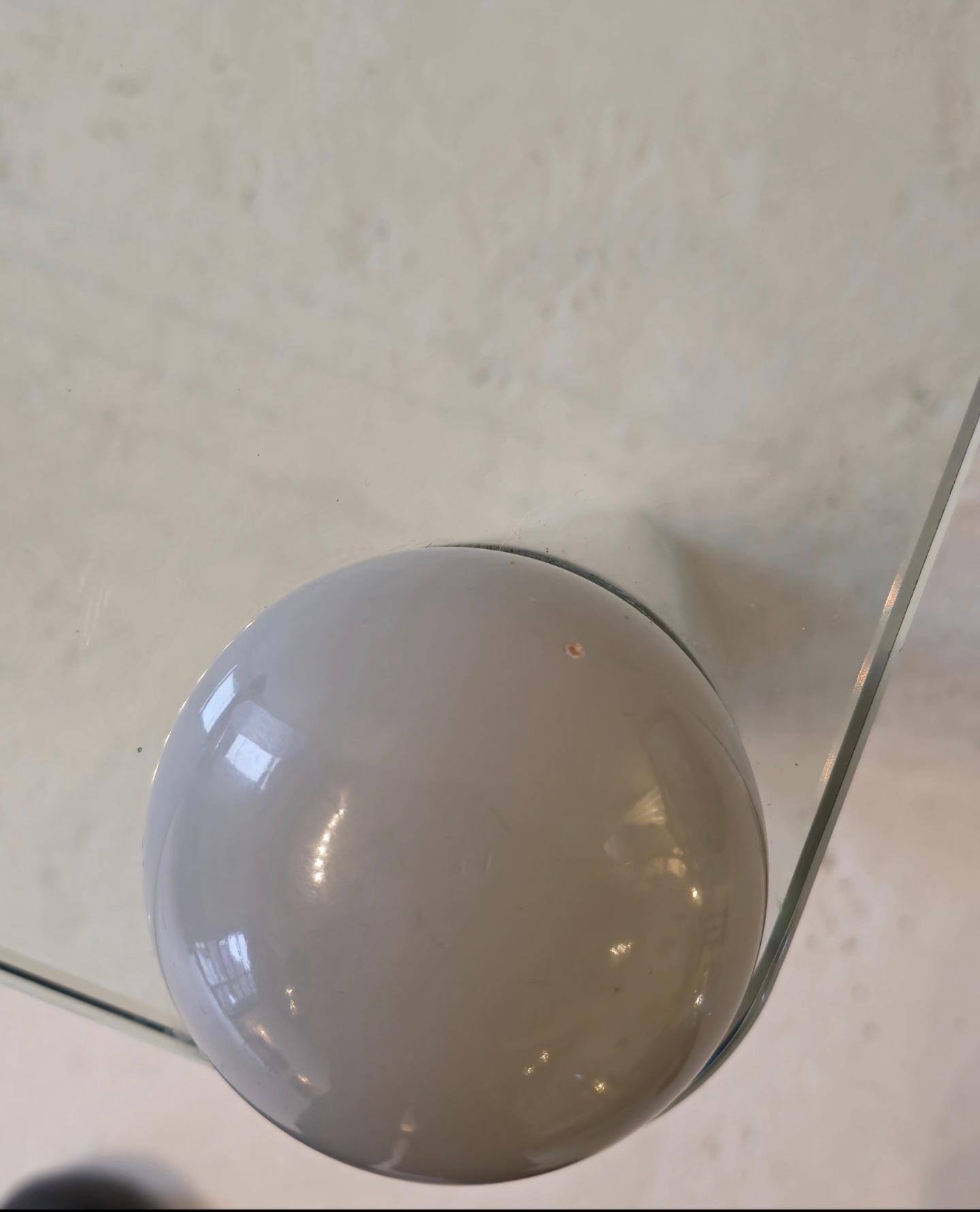 Tavolino in vetro arrotondato Ligne Roset 1