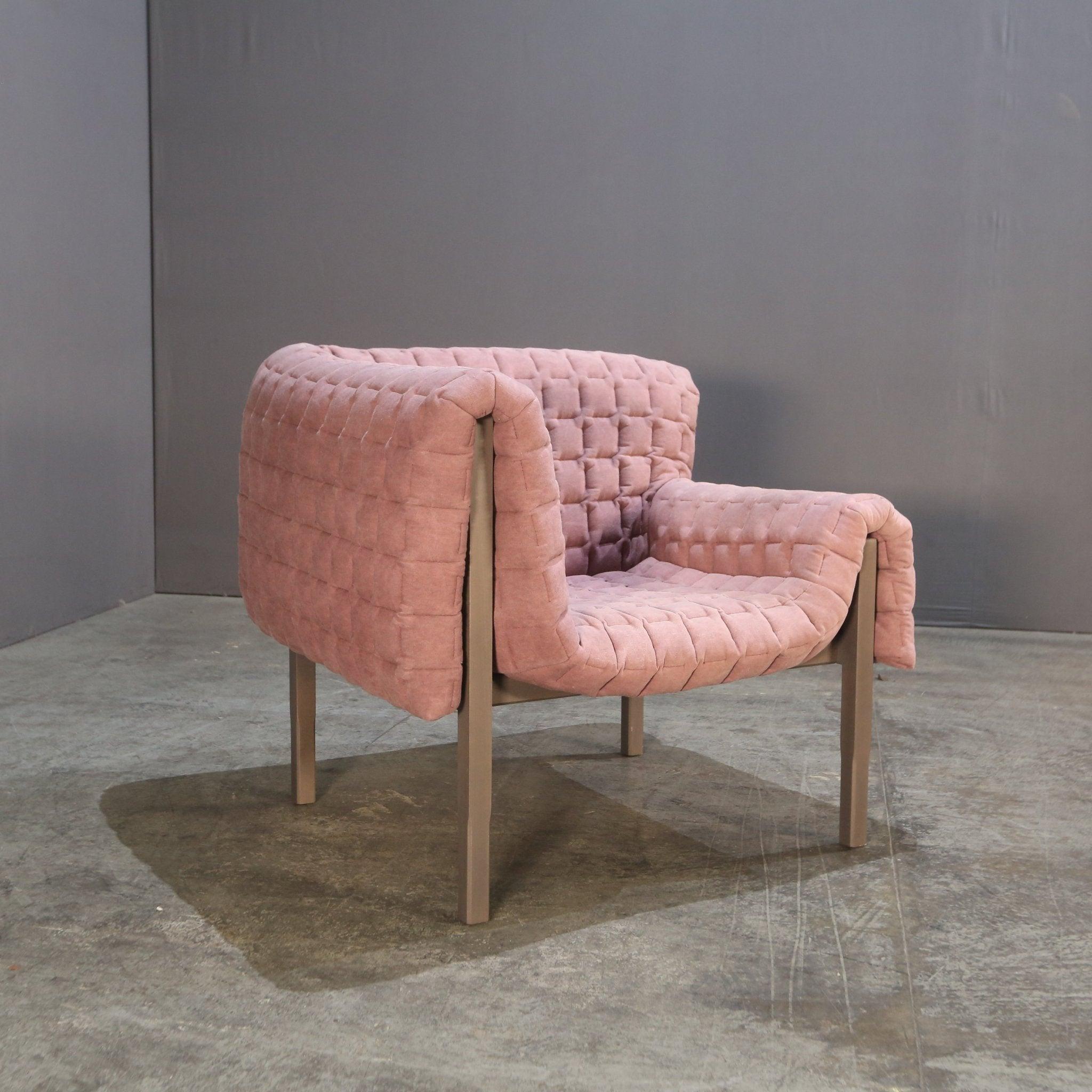 Voici le superbe fauteuil Ruché de Ligne Roset, un véritable chef-d'œuvre du mobilier de luxe. Fabriqué avec la plus grande attention aux détails, ce fauteuil présente un design unique et accrocheur qui élèvera n'importe quel espace de vie. La