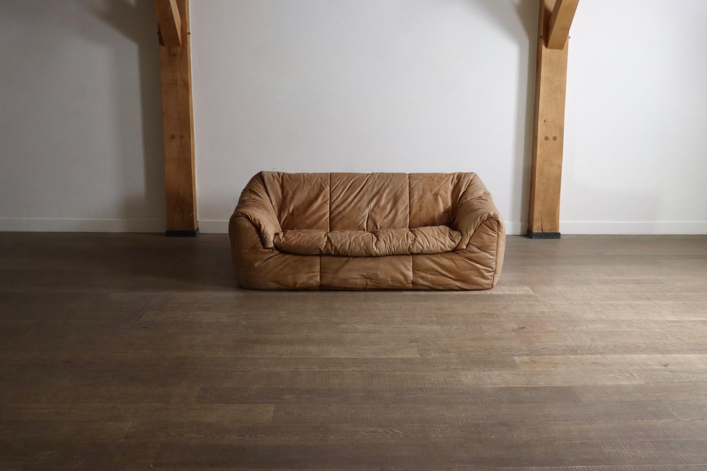 Wunderschönes frühes Ligne Roset Sloop Sofa in originalem Naturleder von Michel Ducaroy, 1970er Jahre.

Ein seltener Entwurf des bekannten Designers Michel Ducaroy aus den 1980er Jahren.
Dieses bequeme Sofa wird in seinem ursprünglichen Naturleder