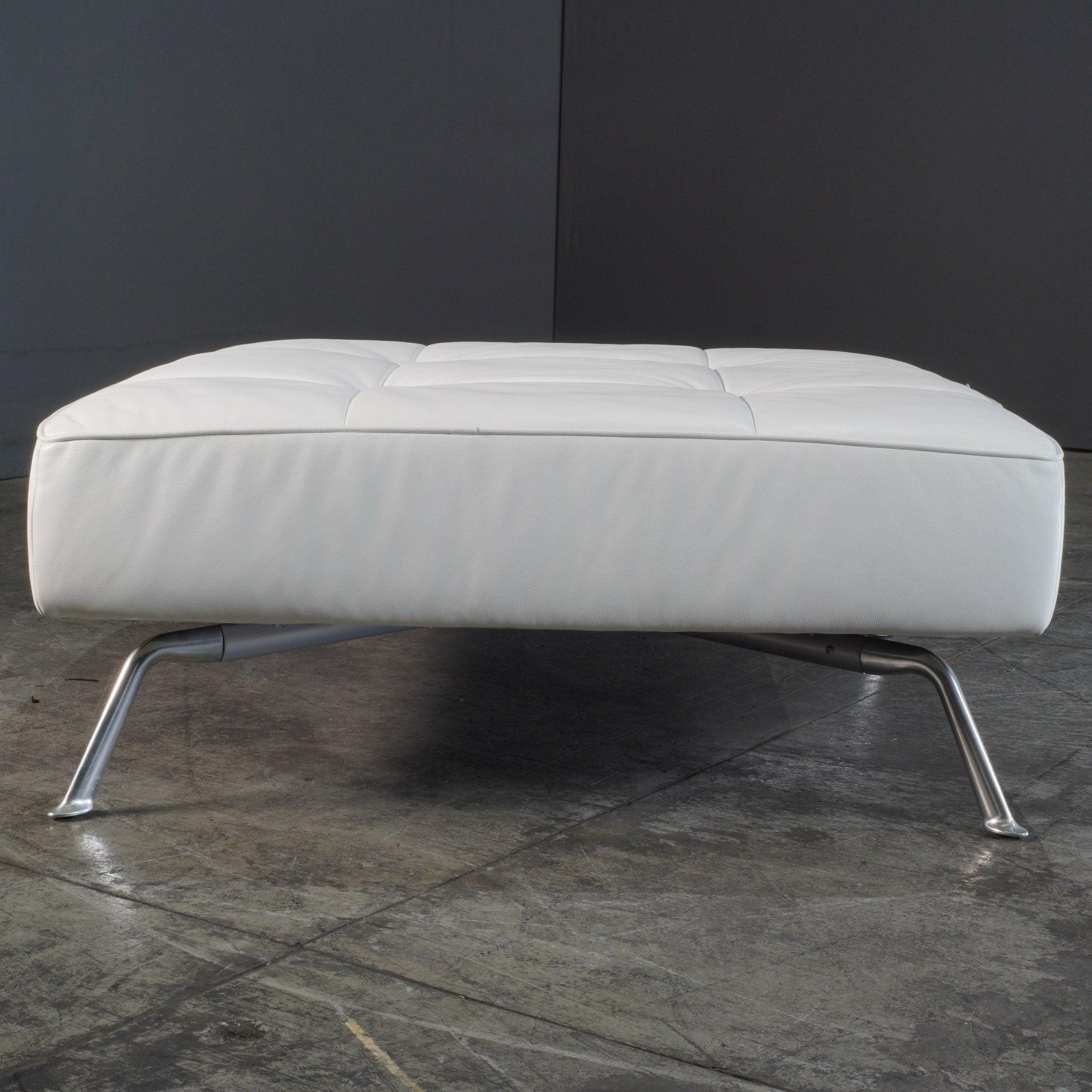 El Reposapiés Ligne Roset Smala, diseñado por Pascal Mourgue, es una mezcla chic de estilo contemporáneo y elegancia minimalista. Con su silueta de perfil bajo y líneas limpias, esta pieza versátil combina sin esfuerzo con los interiores modernos.