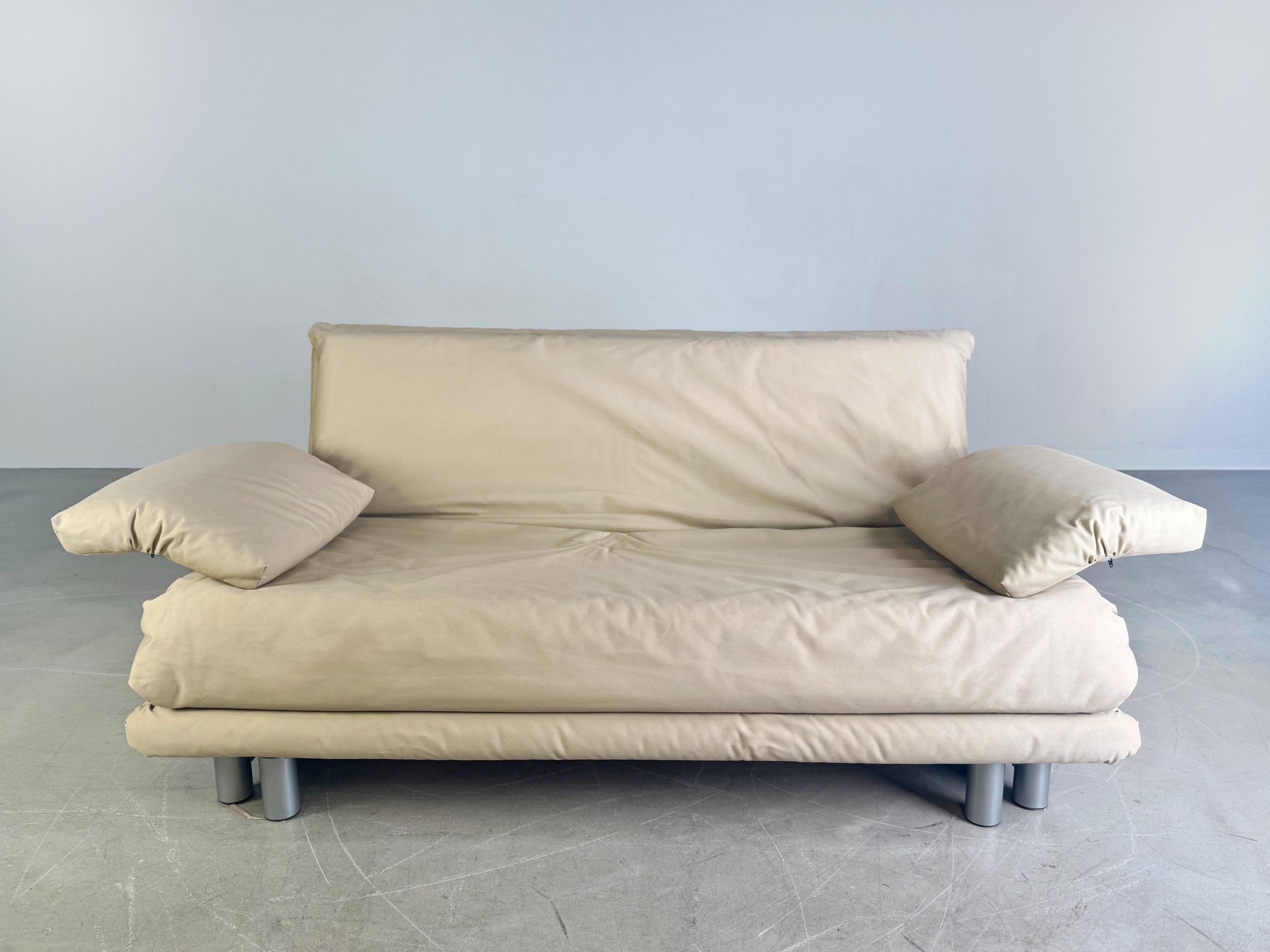 Ti offriamo un fantastico Zweisitzer di Ligne Roset (modello: Multy) da acquistare. Il divano si basa su braccioli di dimensioni ridotte e si può appoggiare su un divano a due piazze con un piano d'appoggio più grande.

Zustand: Sehr guter, nahezu