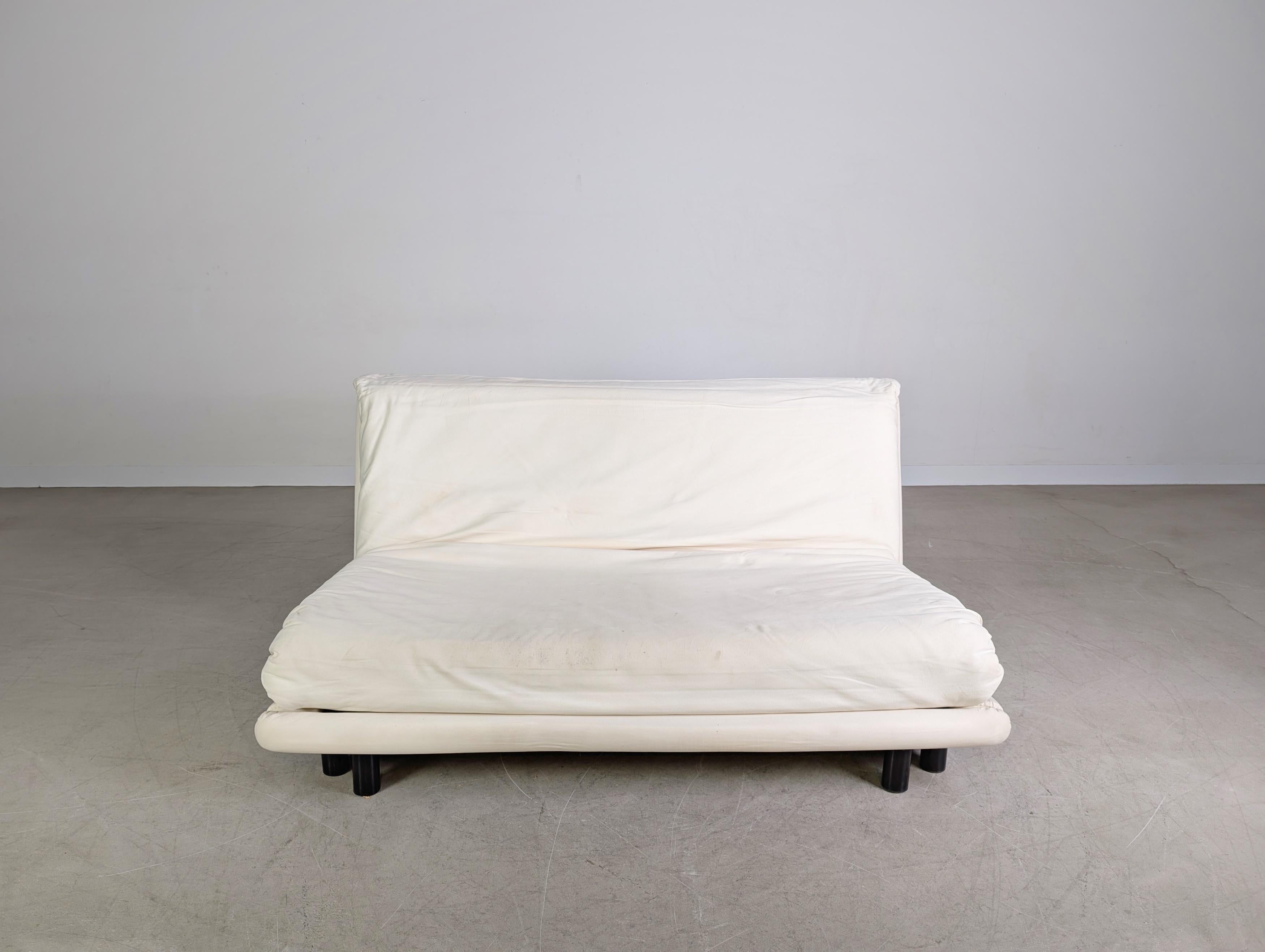 Mit dem Zweisitzer von Ligne Roset (Modell: Multy) bieten wir einen wahren Designklassiker zum Verkauf an. Das Sofa verfügt über einen weißen/ sehr hellen Bezug und lässt sich ebenfalls umklappen und in ein Doppelbett mit großzügigem Platzangebot