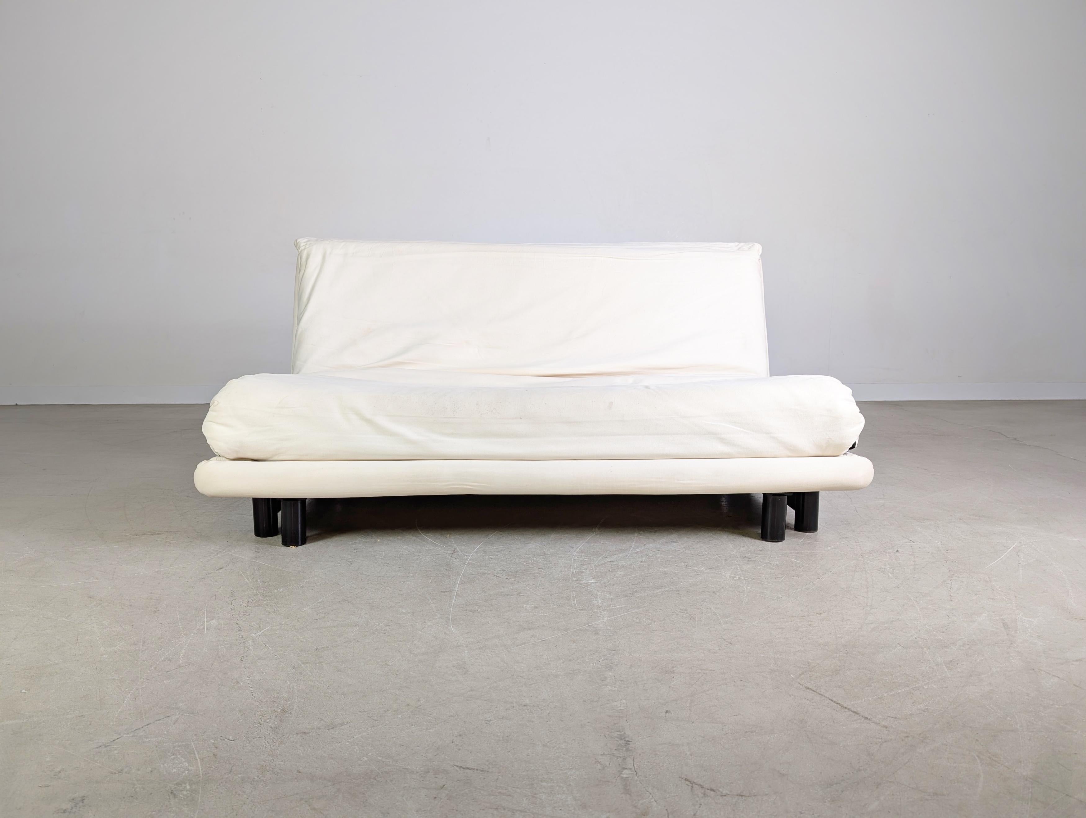 Post-Modern Ligne Roset Sofa Couch Multy Claude Brisson weiß Zweisitzer For Sale