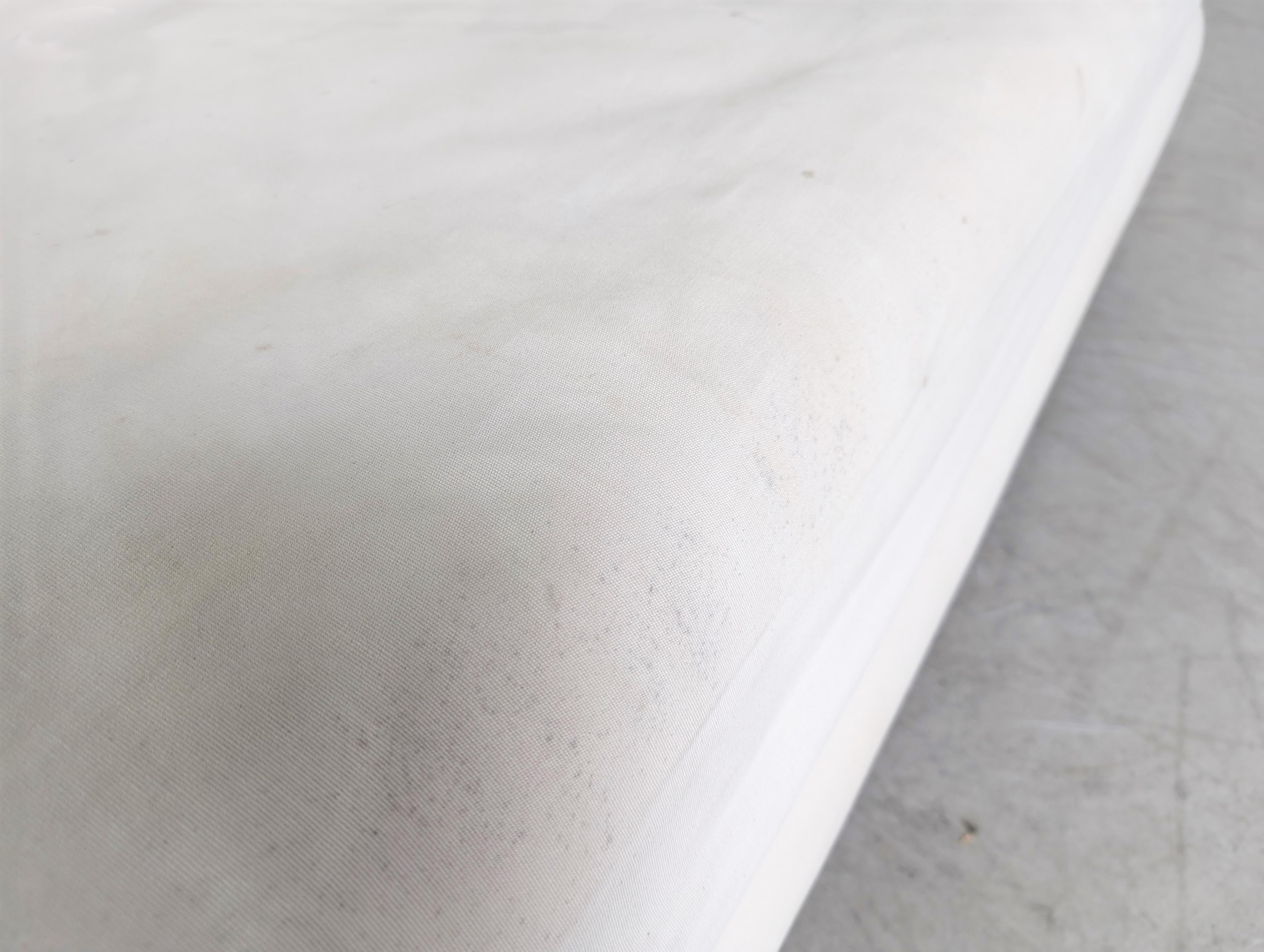 Fabric Ligne Roset Sofa Couch Multy Claude Brisson weiß Zweisitzer For Sale