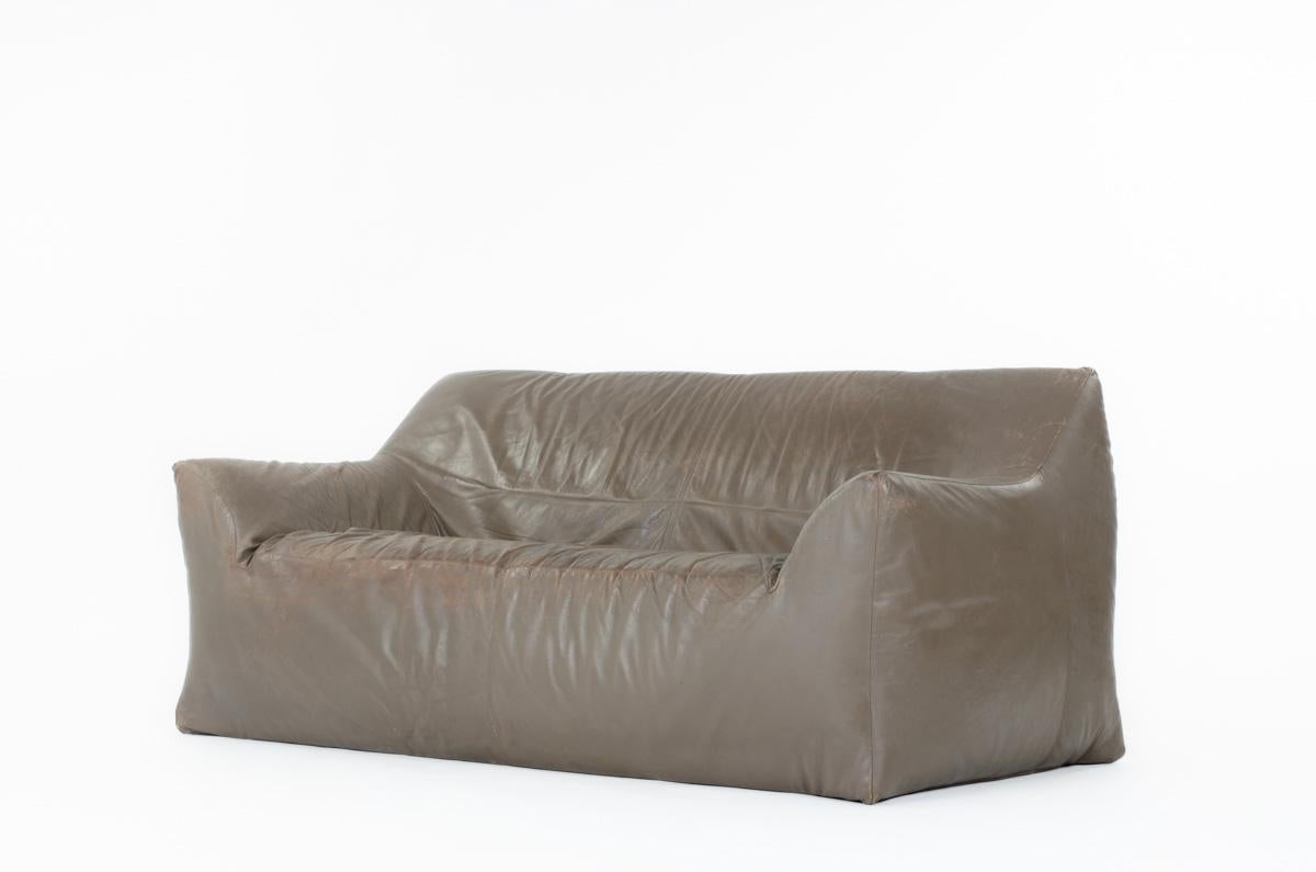 Sofa edited by Ligne Roset (stamp on the back, see picture)
All in foam, covered with brown leather
Some traces of time on the leather
