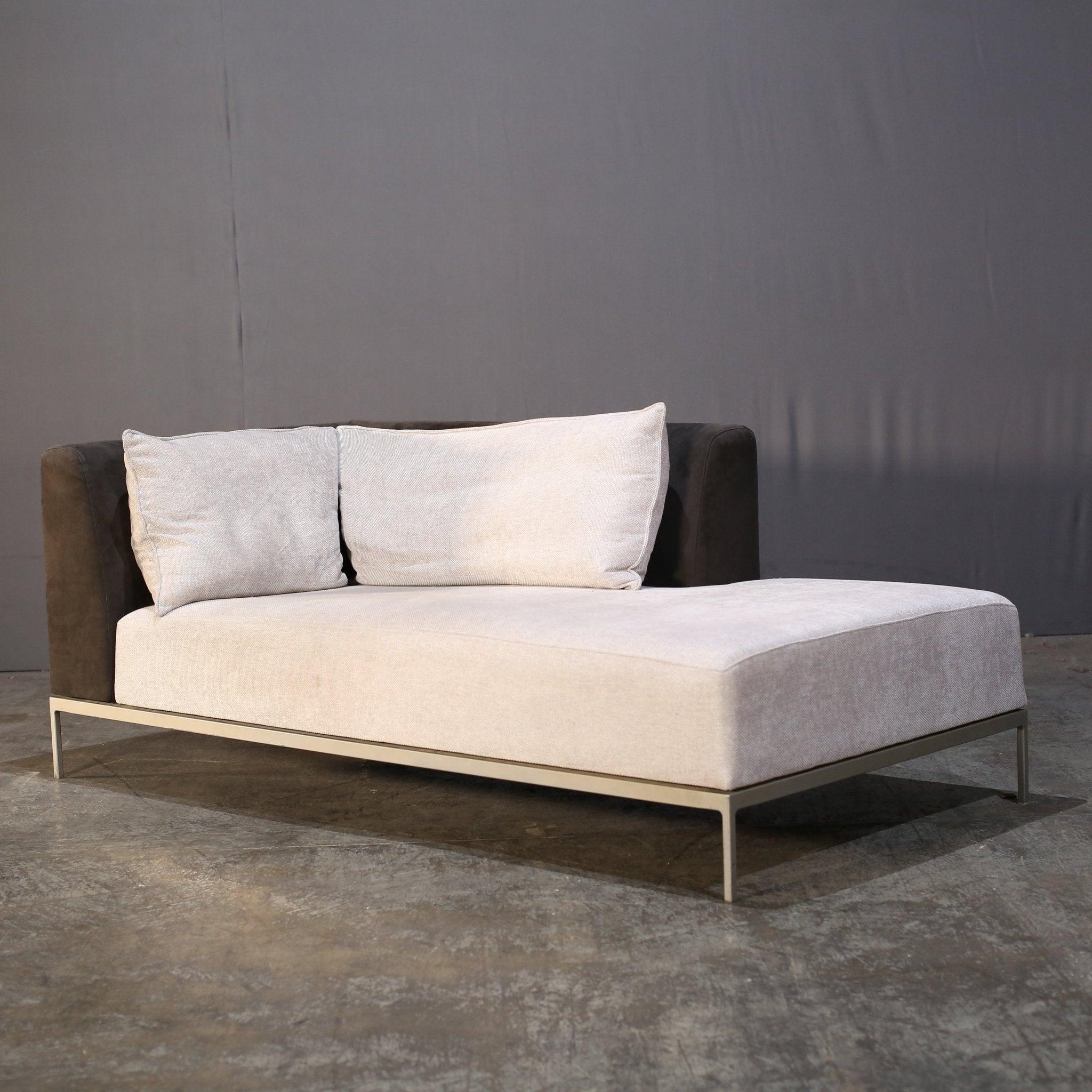 Te presentamos el impresionante Sofá Ligne Roset, expertamente retapizado en lujosa tela alcántara. Esta exquisita pieza desprende elegancia y sofisticación, lo que la convierte en el complemento perfecto para cualquier salón moderno. El tejido